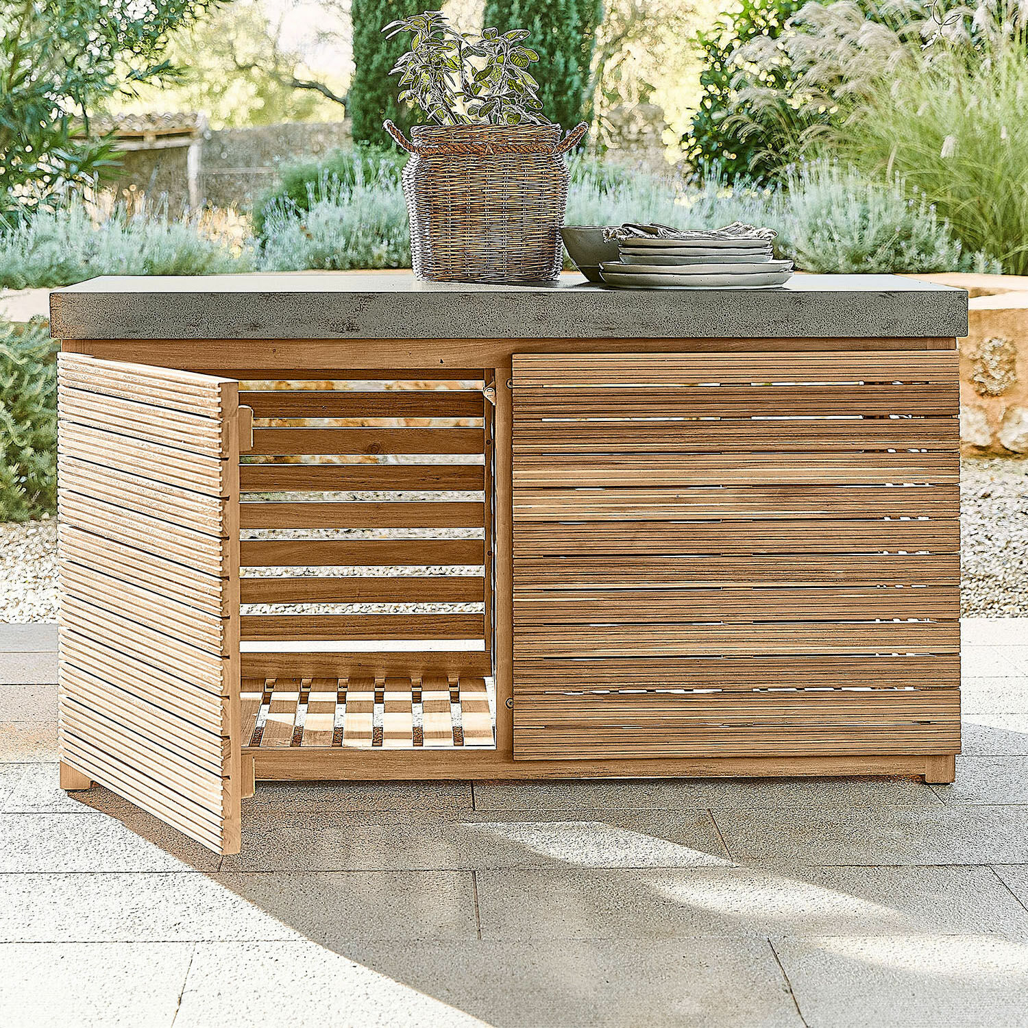 Credenza da esterno 100% FSC® Venzone Mobile da giardino in legno con piano in cemento e porta aperta su terrazza, mobili da esterno