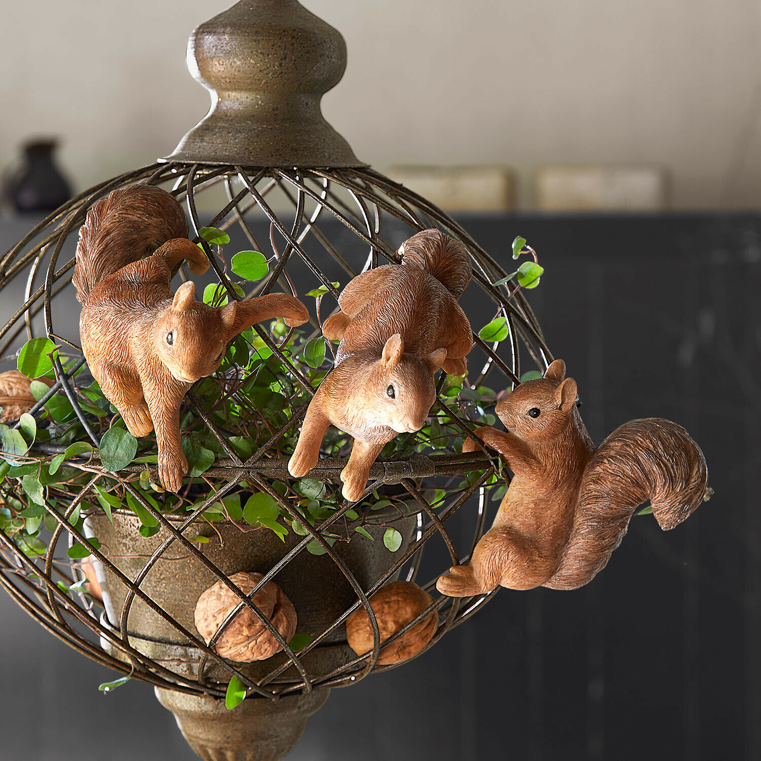 Set di 3 scoiattoli decorativi Sylvaraen Sfera decorativa in metallo con tre scoiattoli marroni e foglie verdi per interni