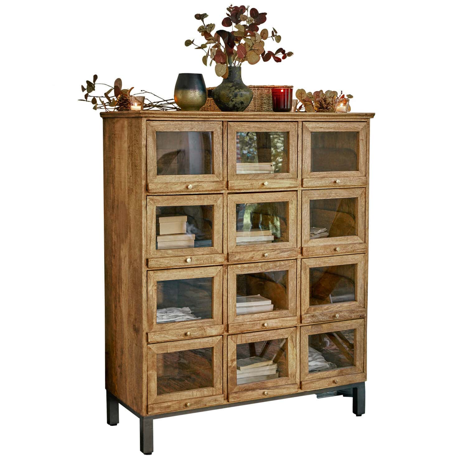 Cassettiera Middlesbrough Mobile in legno con 12 ante in vetro e gambe in metallo, decorato con vasi e candele