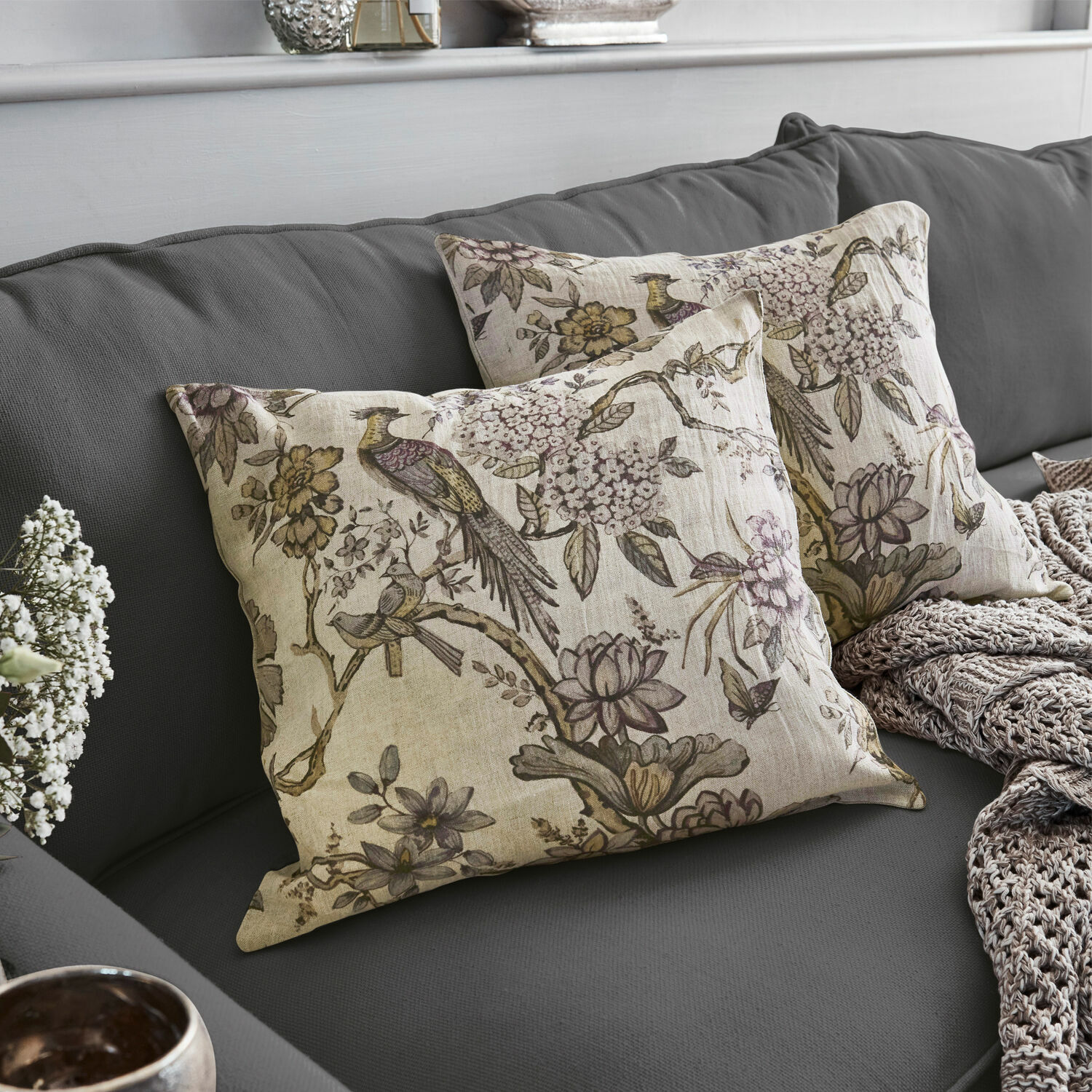Coppia di copricuscini Lorry Cuscini decorativi in lino con stampa di uccelli e fiori su divano grigio, accessori eleganti per il soggiorno