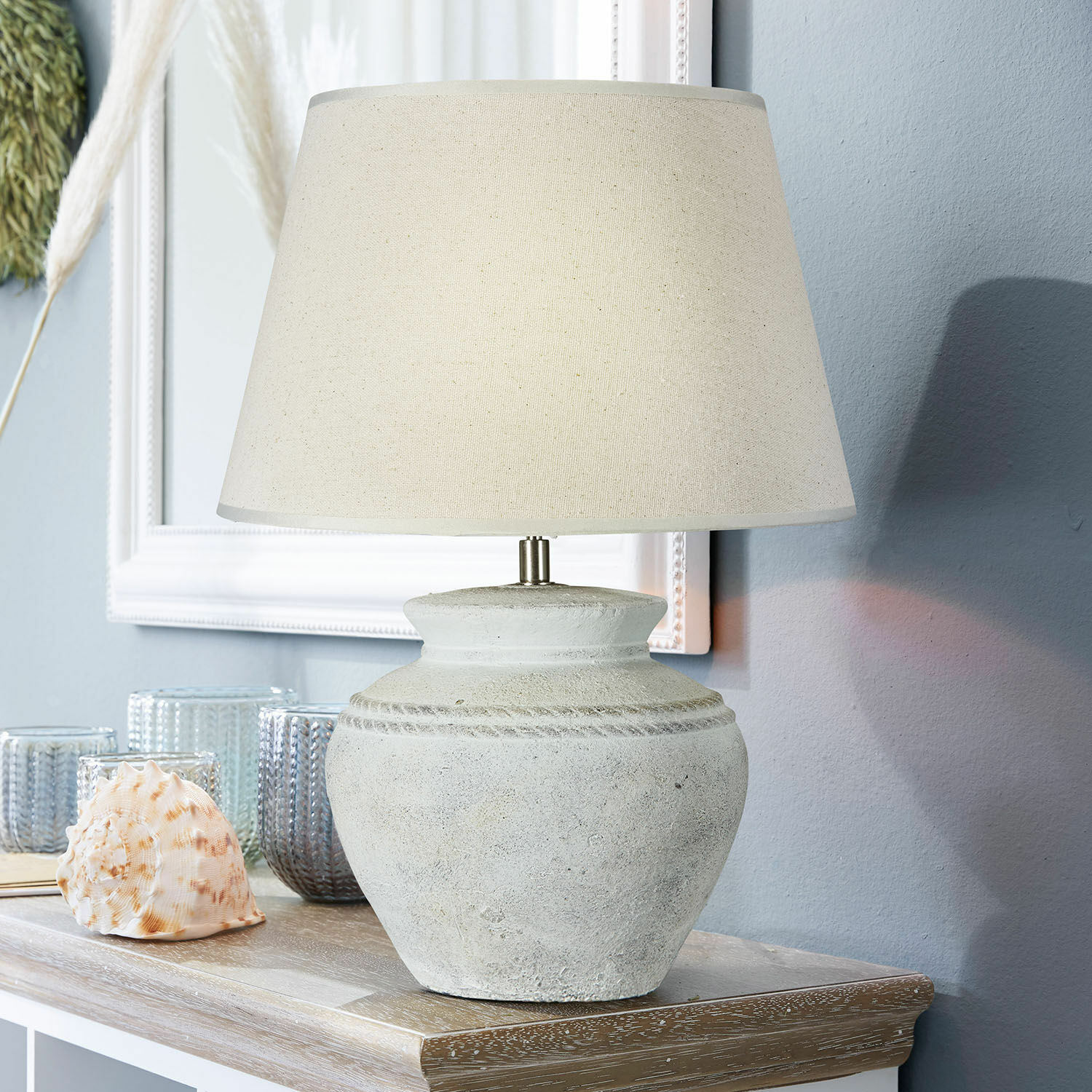 Lampada da tavolo Cleveland Lampada da tavolo con paralume beige e base in ceramica grigia su tavolo in legno