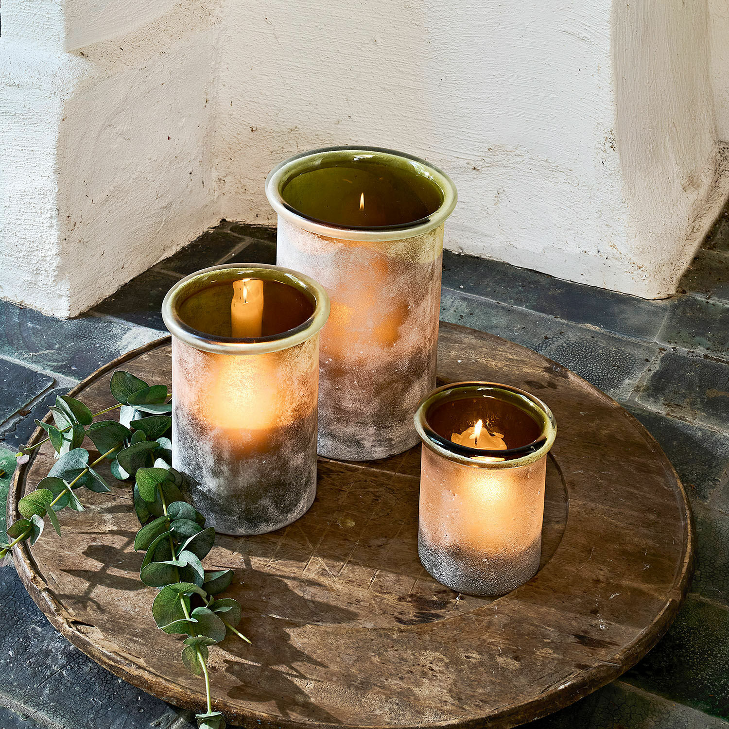 Set di 3 lanterne Iskira Set di tre portacandele in vetro opaco marrone e verde su vassoio di legno rustico