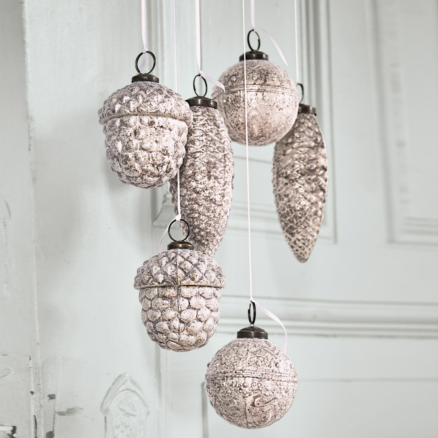 Set di 6 decorazioni natalizie Quirat Set di sei decorazioni sospese bianche a forma di pigne e ghiande per decorazioni natalizie
