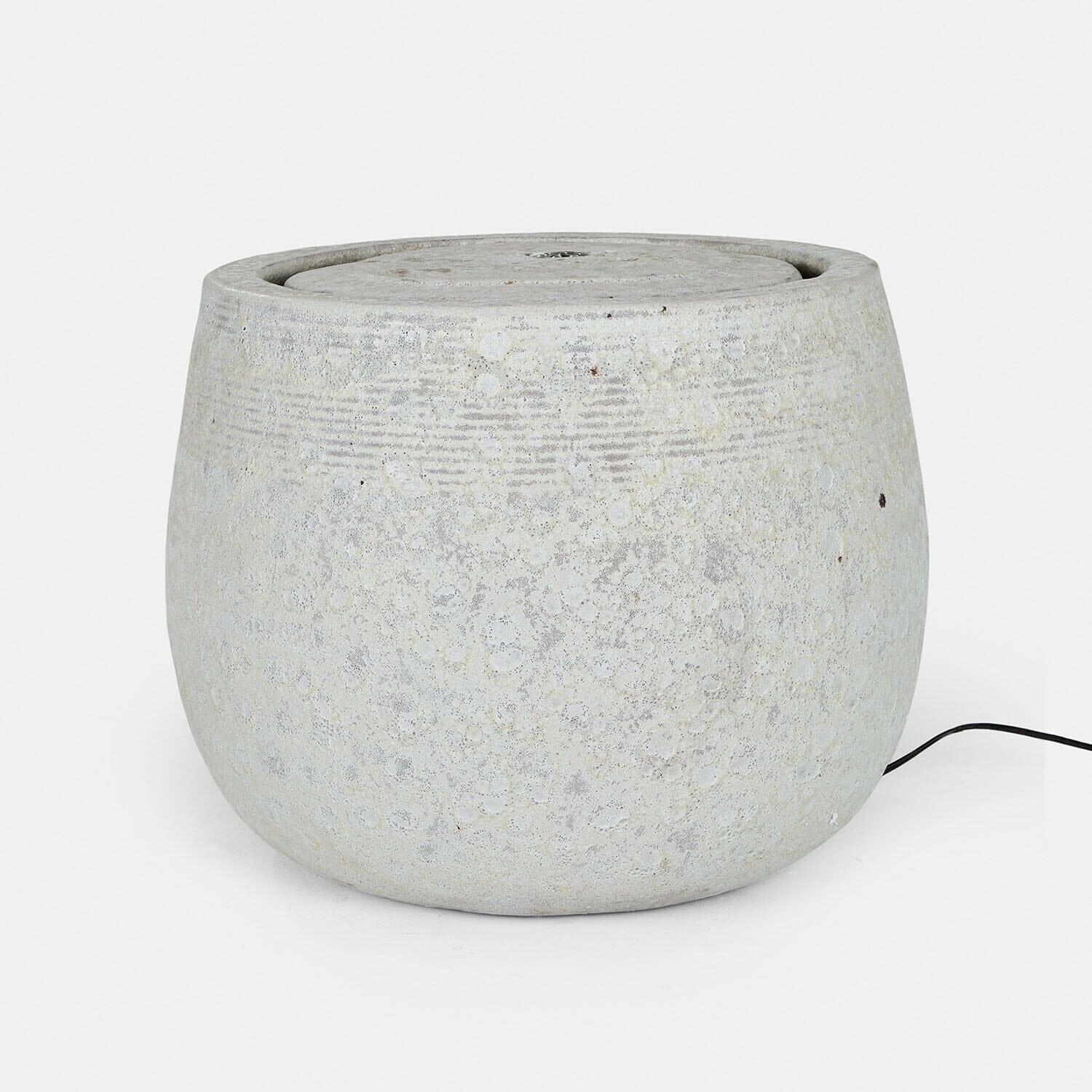 Fontana Seravia crema in pietra con forma arrotondata, perfetta per decorazioni da giardino