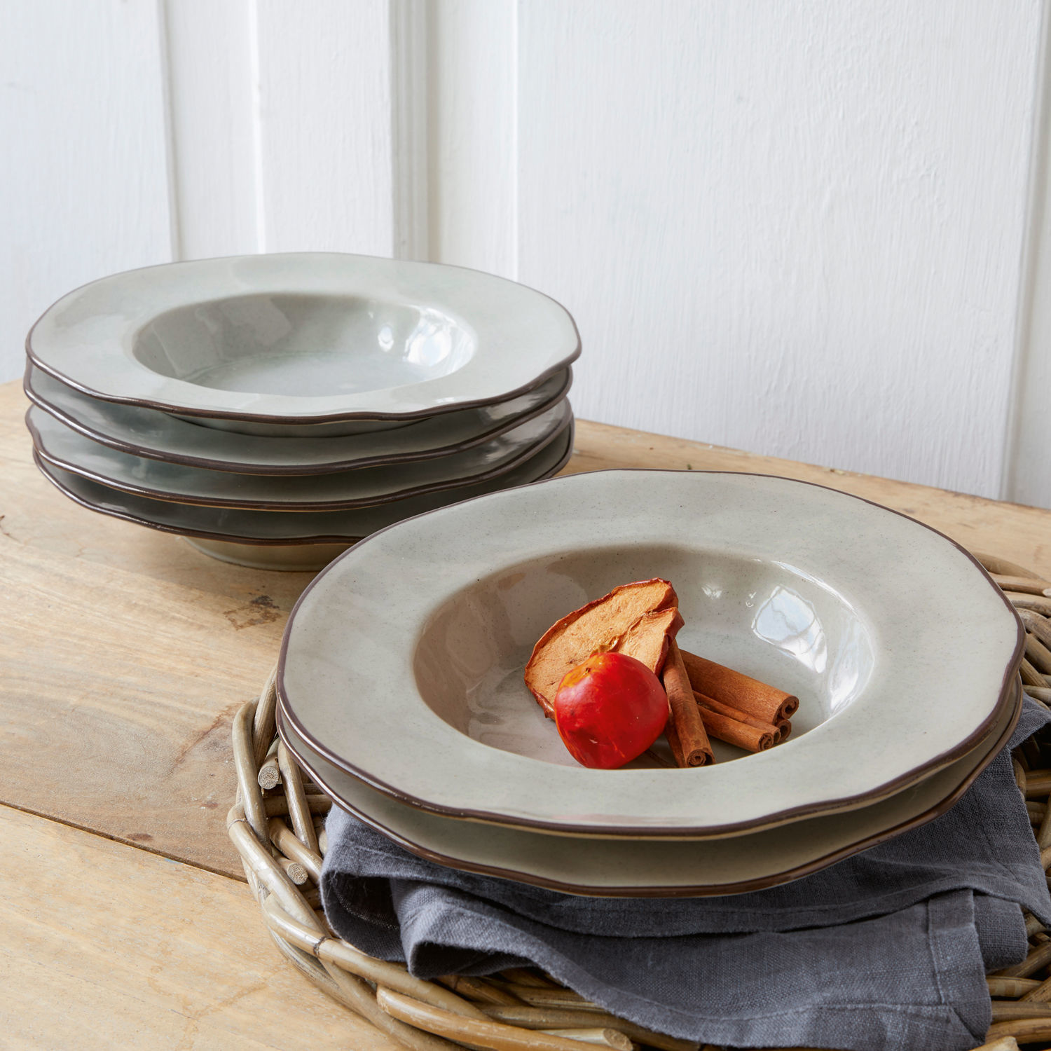 Servizio di 6 piatti fondi Biarré Set di piatti fondi in ceramica grigia su tavolo in legno con decorazione di spezie