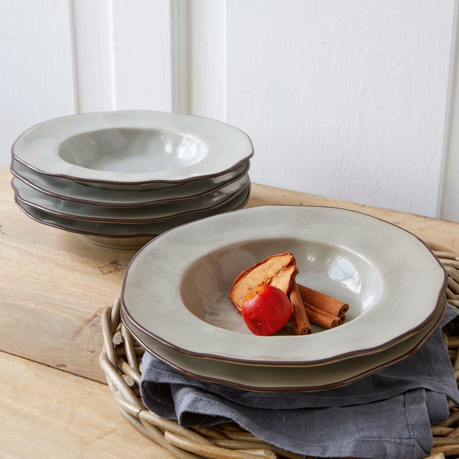 Servizio di 6 piatti fondi Biarré Set di piatti fondi in ceramica grigia su tavolo in legno con decorazione di spezie