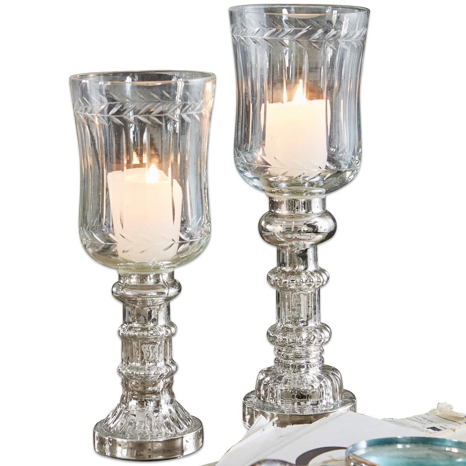 Coppia di portacandele Ely Coppia di portacandele in vetro trasparente con candele bianche, decorazione elegante per la casa