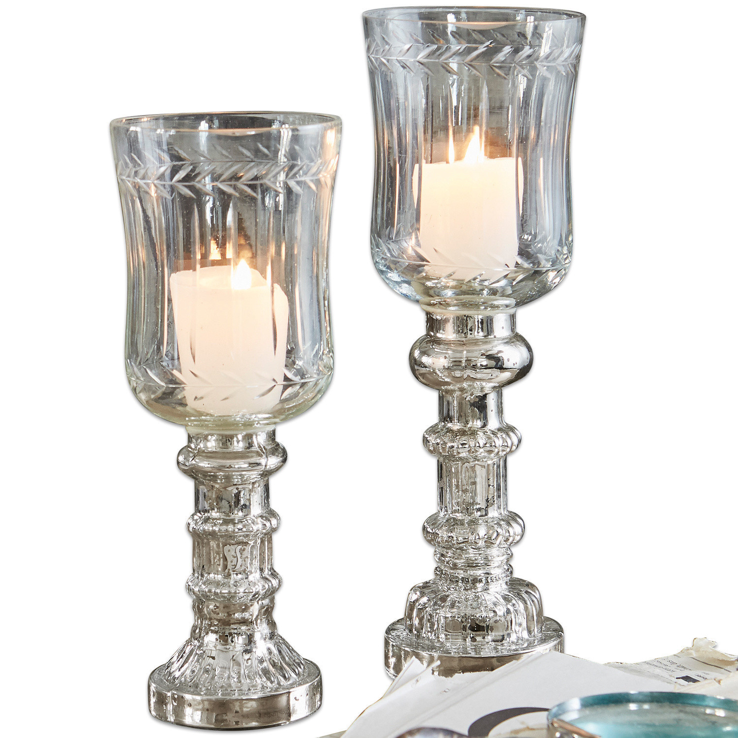 Coppia di portacandele Ely Coppia di portacandele in vetro trasparente con candele bianche, decorazione elegante per la casa