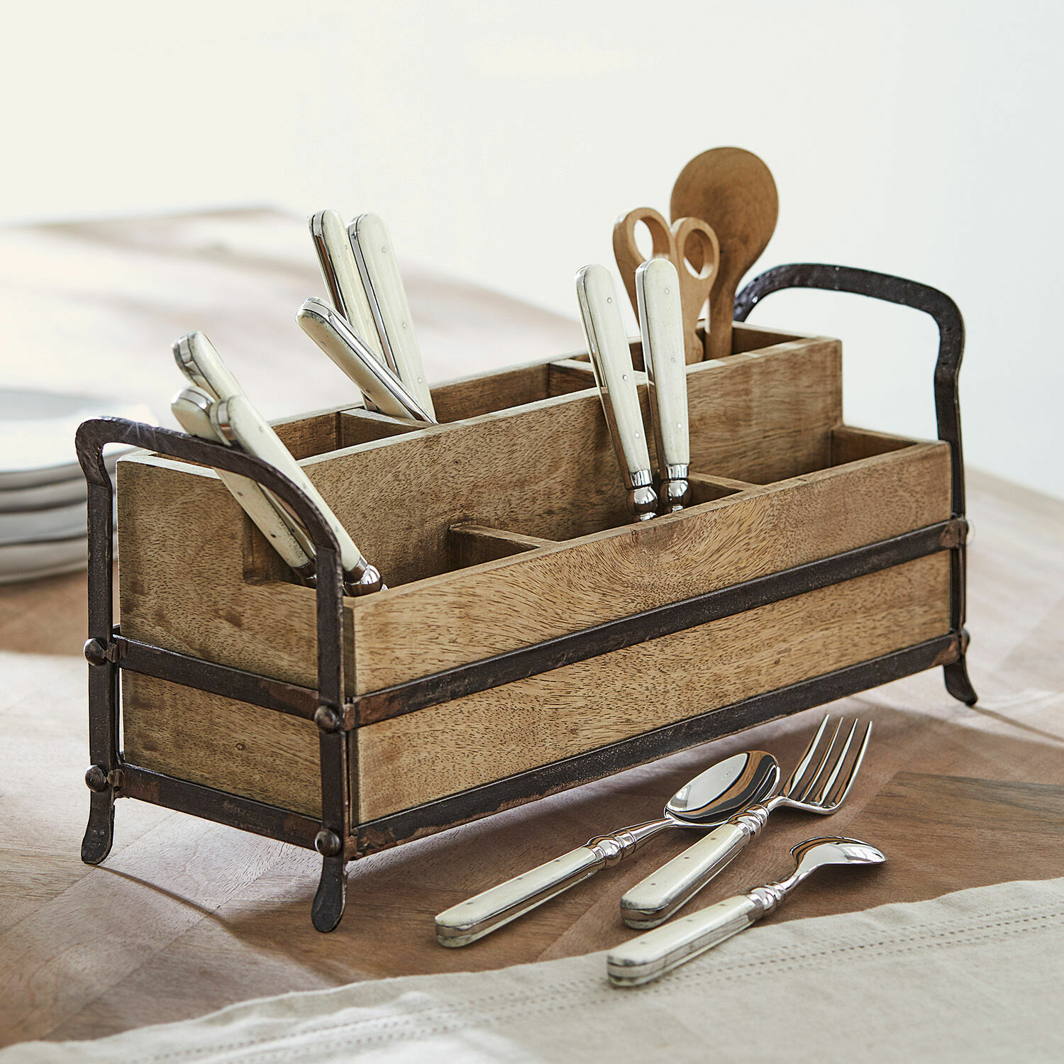 Portaoggetti Troyes Organizer in legno per posate con manici in metallo e impugnature crema per coltelli e cucchiai