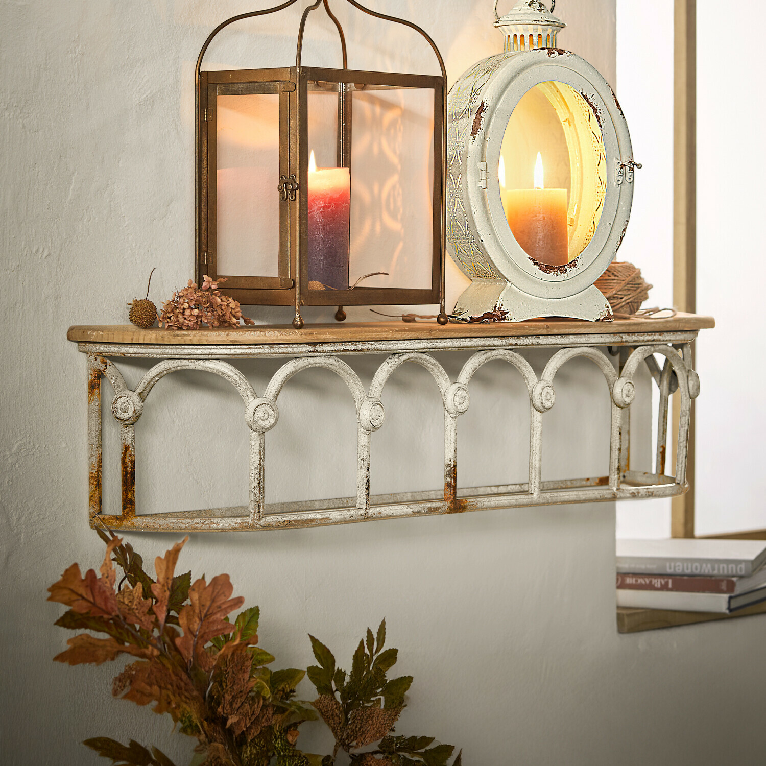 Mensola Espèche Mensola da parete in metallo con patina bianca e piano in legno, decorata con lanterne e candele per atmosfera calda