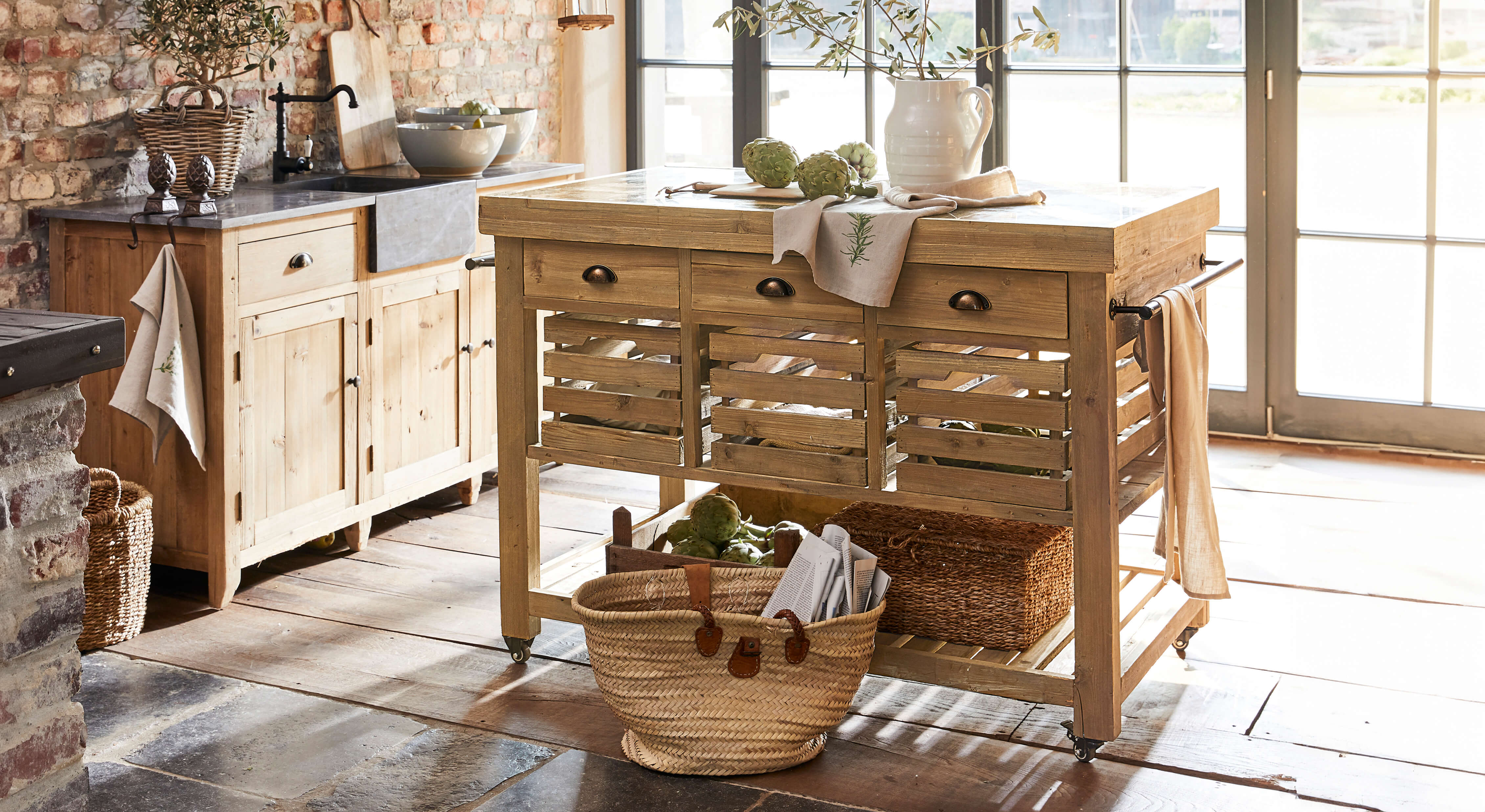 Isola cucina in legno colore naturale con cassetti e ripiani, stile rustico, mobili da cucina