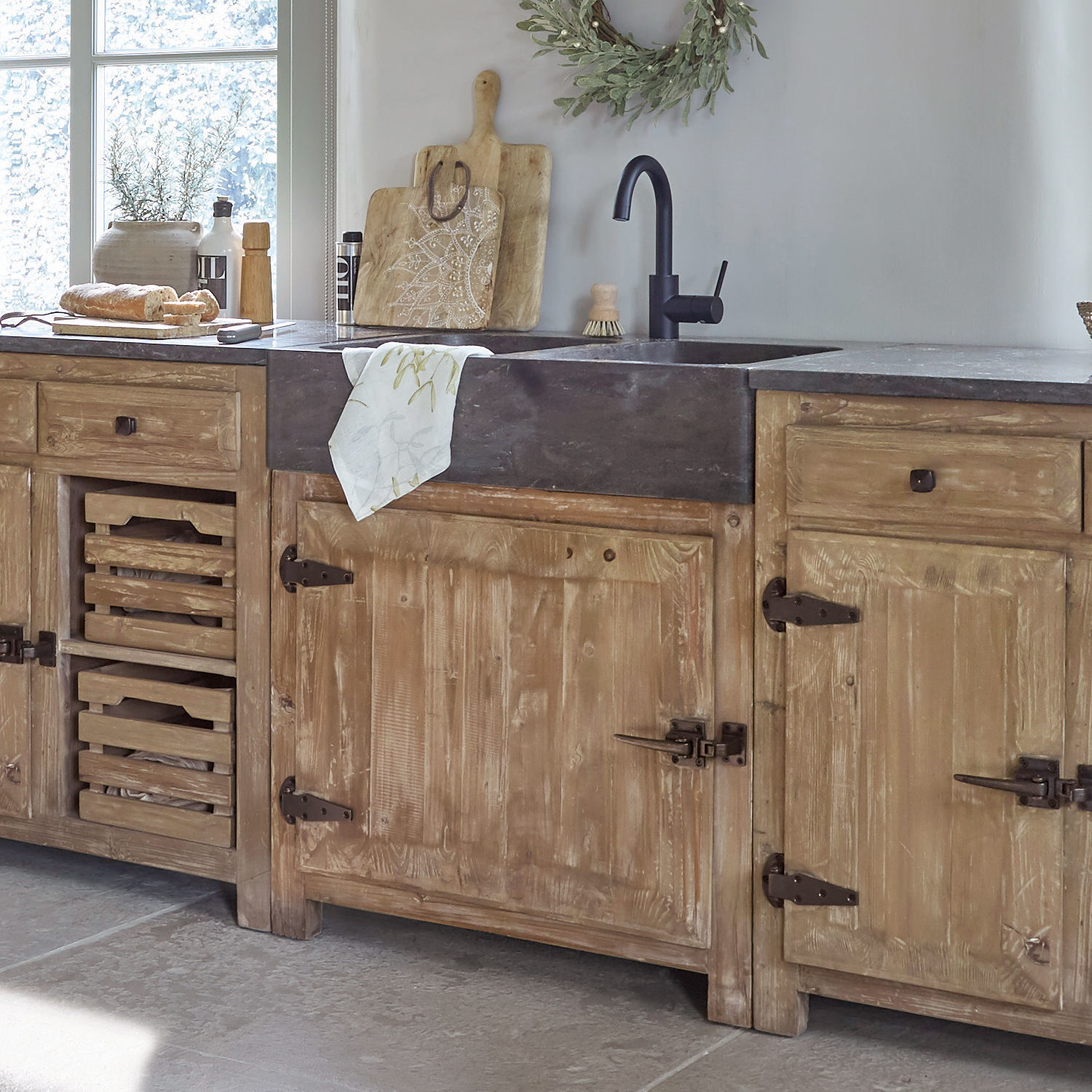 Mobile con lavelli Stonehenge Cucina rustica in legno con lavello in pietra nera e accessori naturali per l'arredamento interno