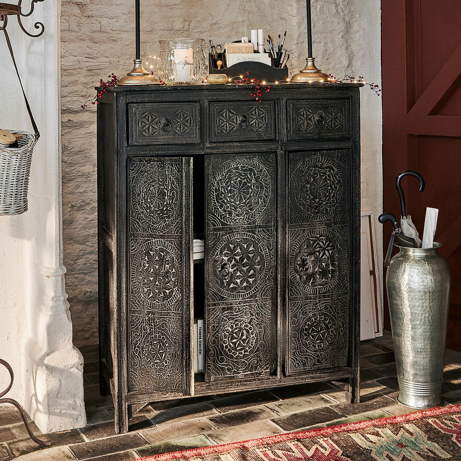 Comò Dakota Credenza nera in legno con porte e cassetti intagliati, mobile decorativo per soggiorno
