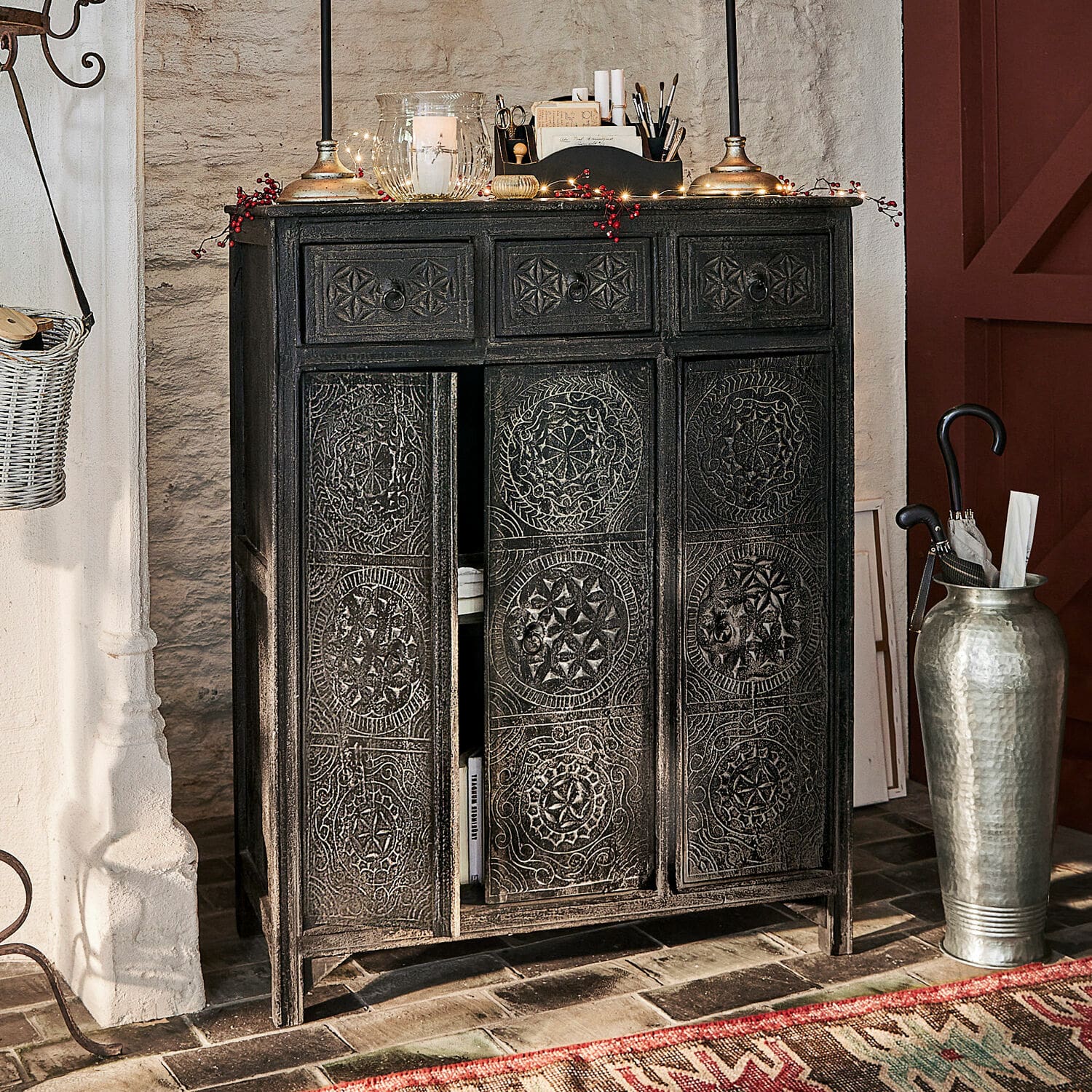 Comò Dakota Credenza nera in legno con porte e cassetti intagliati, mobile decorativo per soggiorno