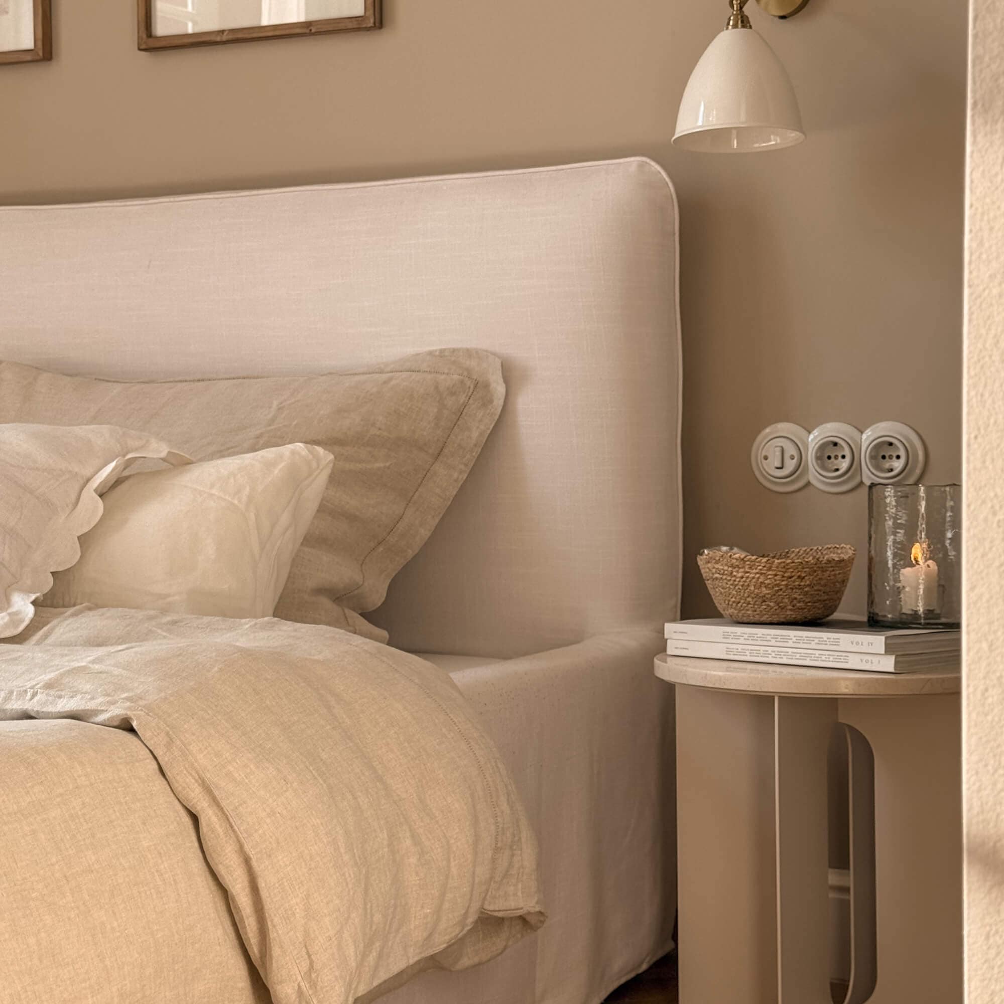 Camera accogliente con letto imbottito beige e biancheria da letto in lino naturale
