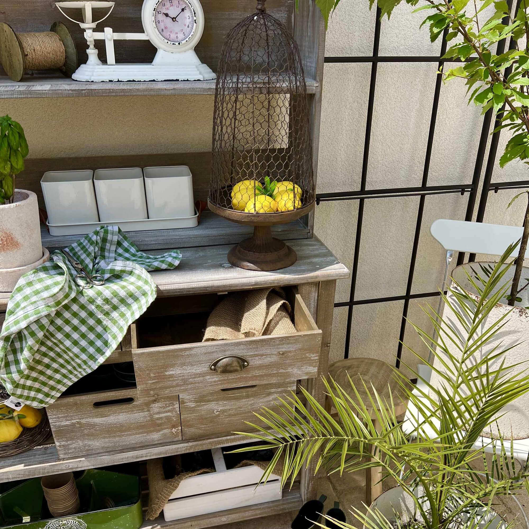 Mobile rustico in legno con gabbia metallica e limoni, decorazione naturale da giardino