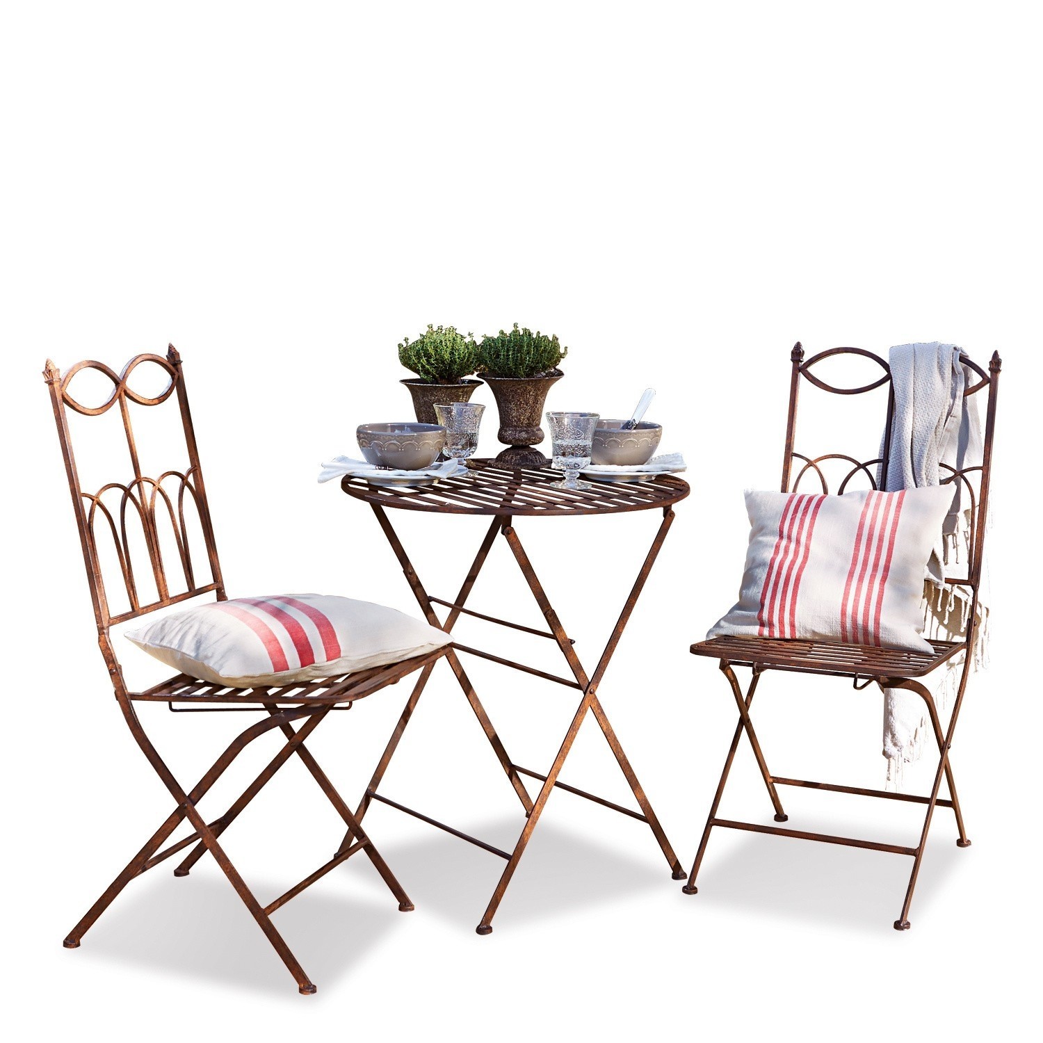 Salottino Fieldbrook Set da giardino in metallo arrugginito con cuscini a righe rosse e decorazioni sul tavolo