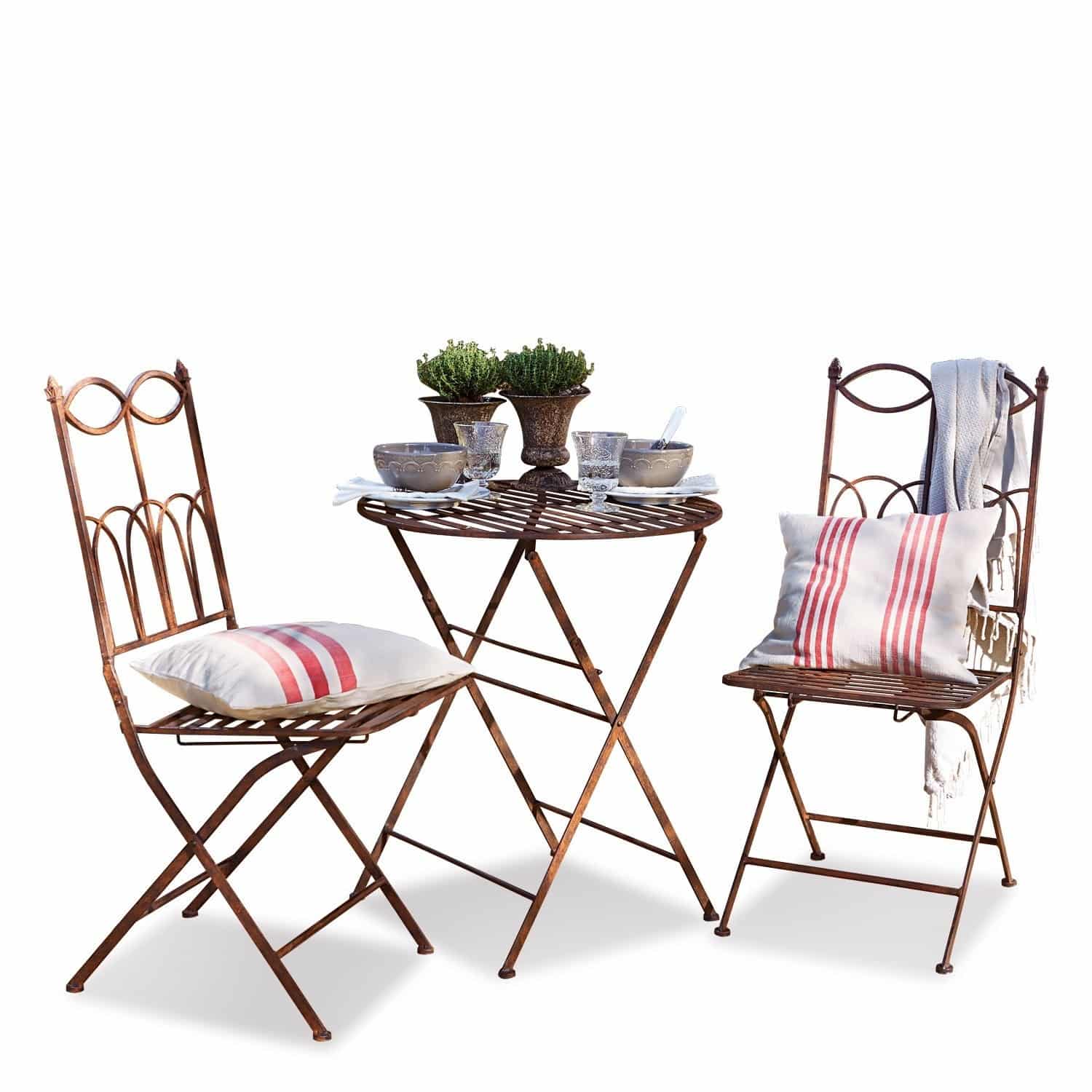 Salottino Fieldbrook Set da giardino in metallo arrugginito con cuscini a righe rosse e decorazioni sul tavolo