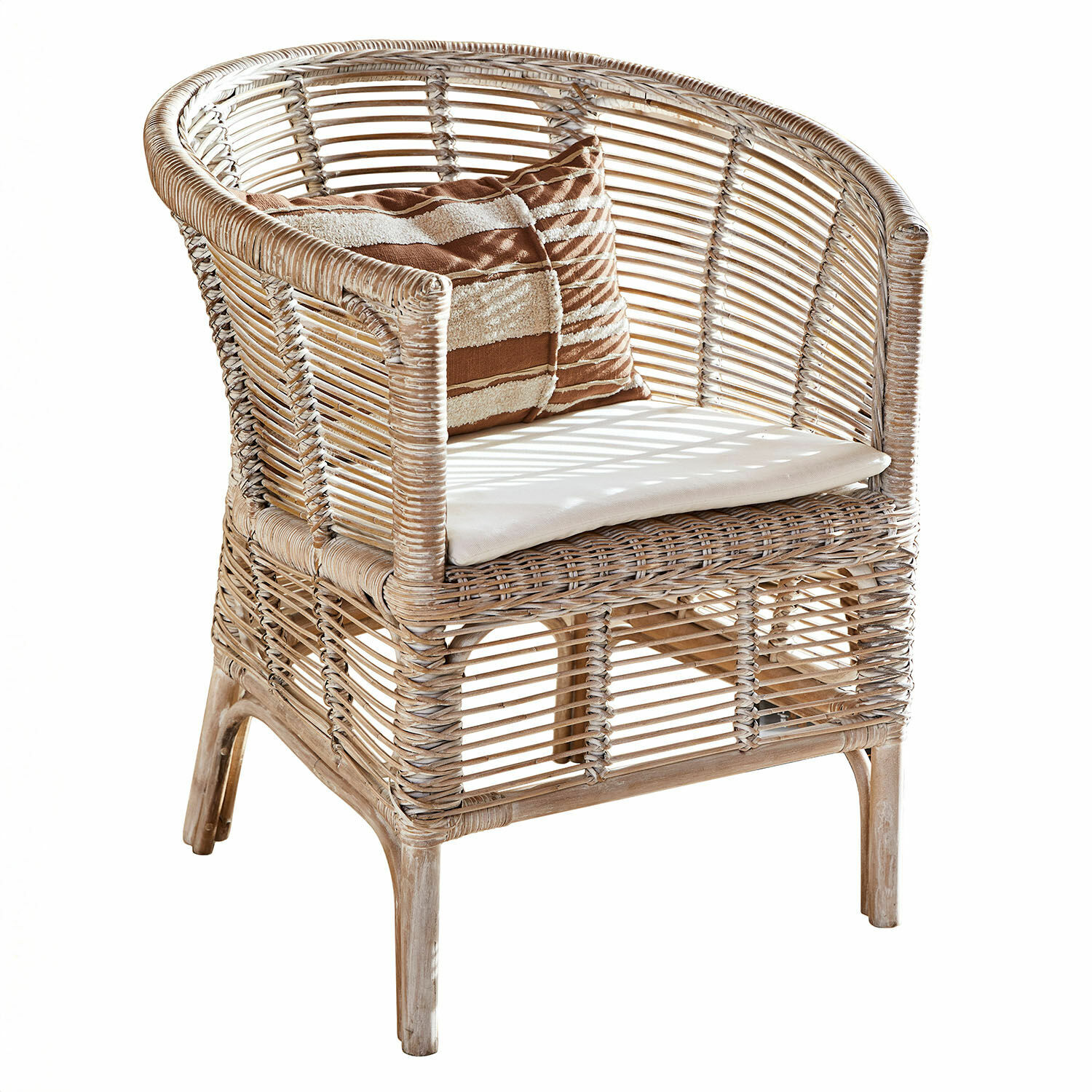 Sedia Saulnes Poltrona in rattan colore naturale con cuscino bianco e cuscino decorativo a righe marroni