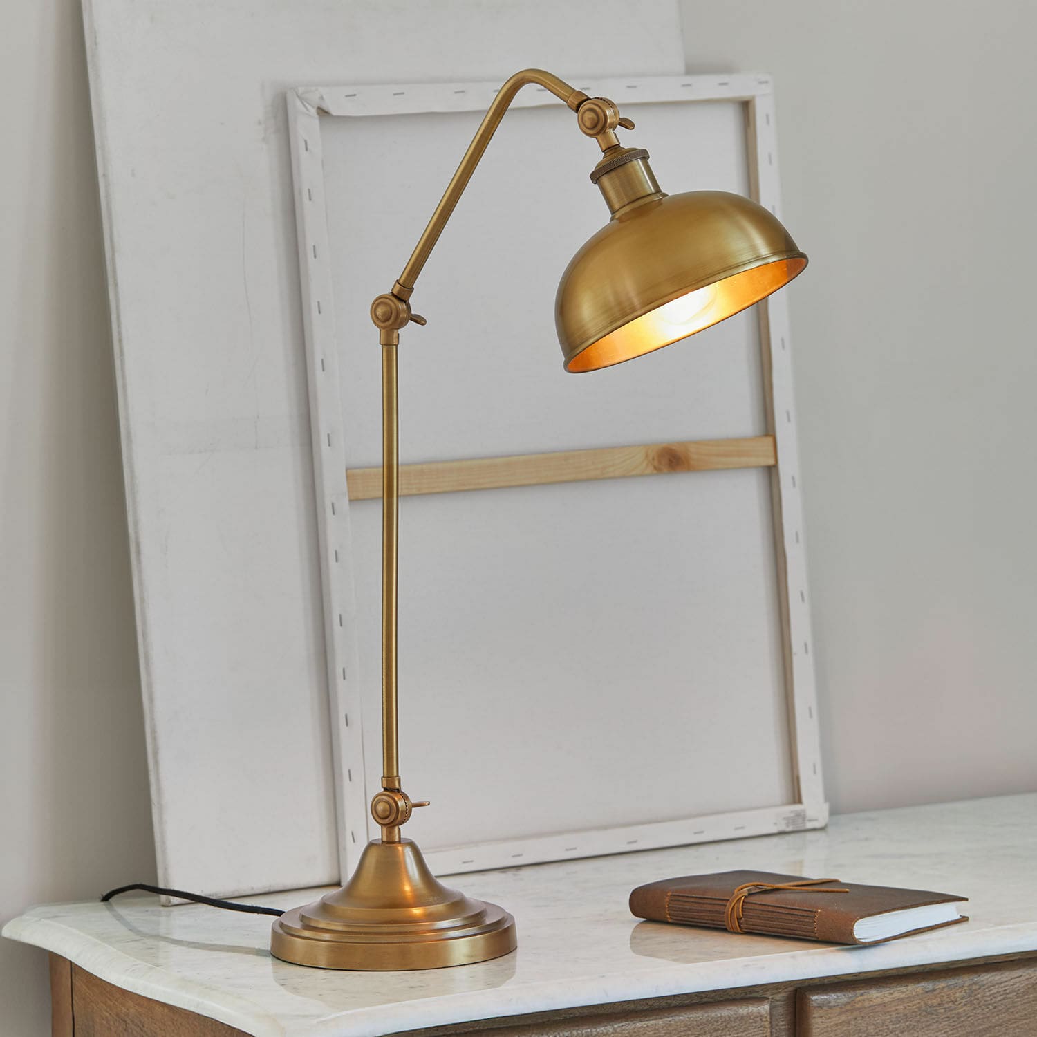 Lampada da tavolo Delacroille Lampada da tavolo in ottone con braccio regolabile su piano in marmo, stile vintage elegante