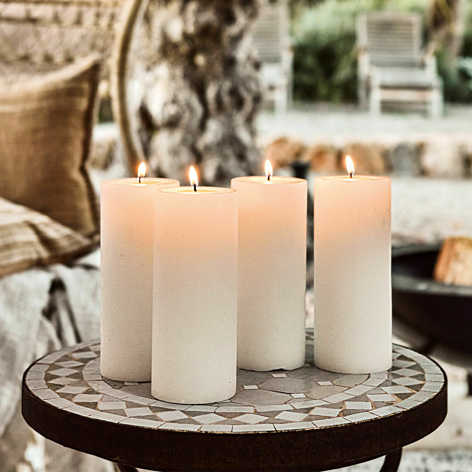 Set di 4 candele Homel Quattro candele bianche su tavolo a mosaico, decorazione d'interni e luce d'atmosfera