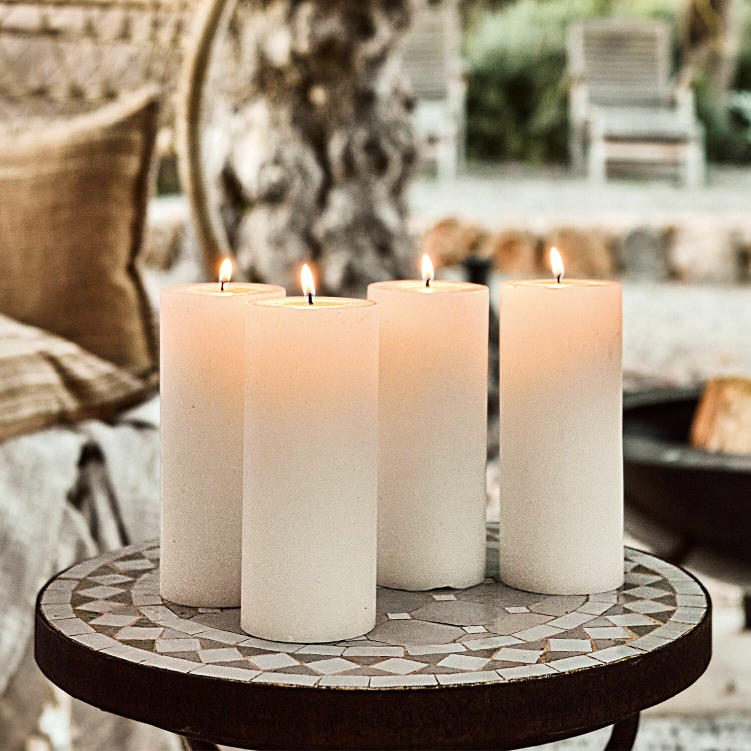 Set di 4 candele Homel Quattro candele bianche su tavolo a mosaico, decorazione d'interni e luce d'atmosfera