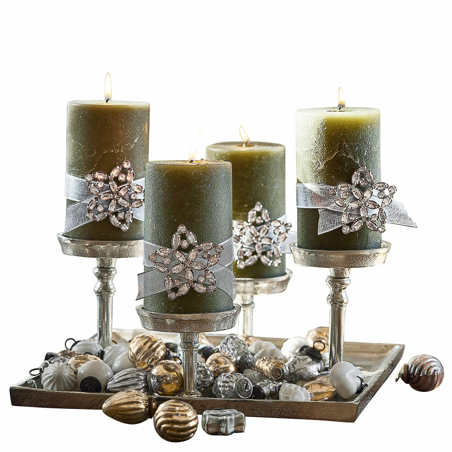 Vassoio portacandele Carsic Candele decorative verdi con nastro argento e fiore di cristallo su portacandele argentati con ornamenti