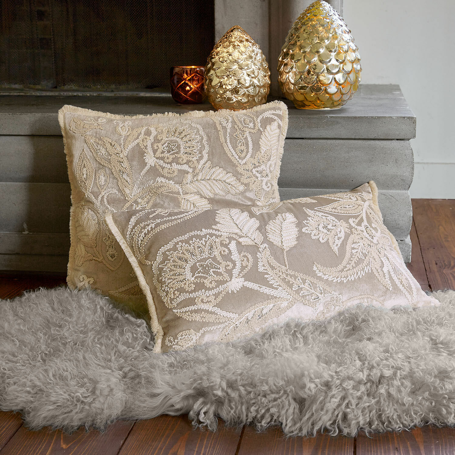 Coppia di copricuscini Oplevine Cuscini decorativi beige ricamati su tappeto grigio in pelliccia sintetica vicino al camino, tessili per la casa
