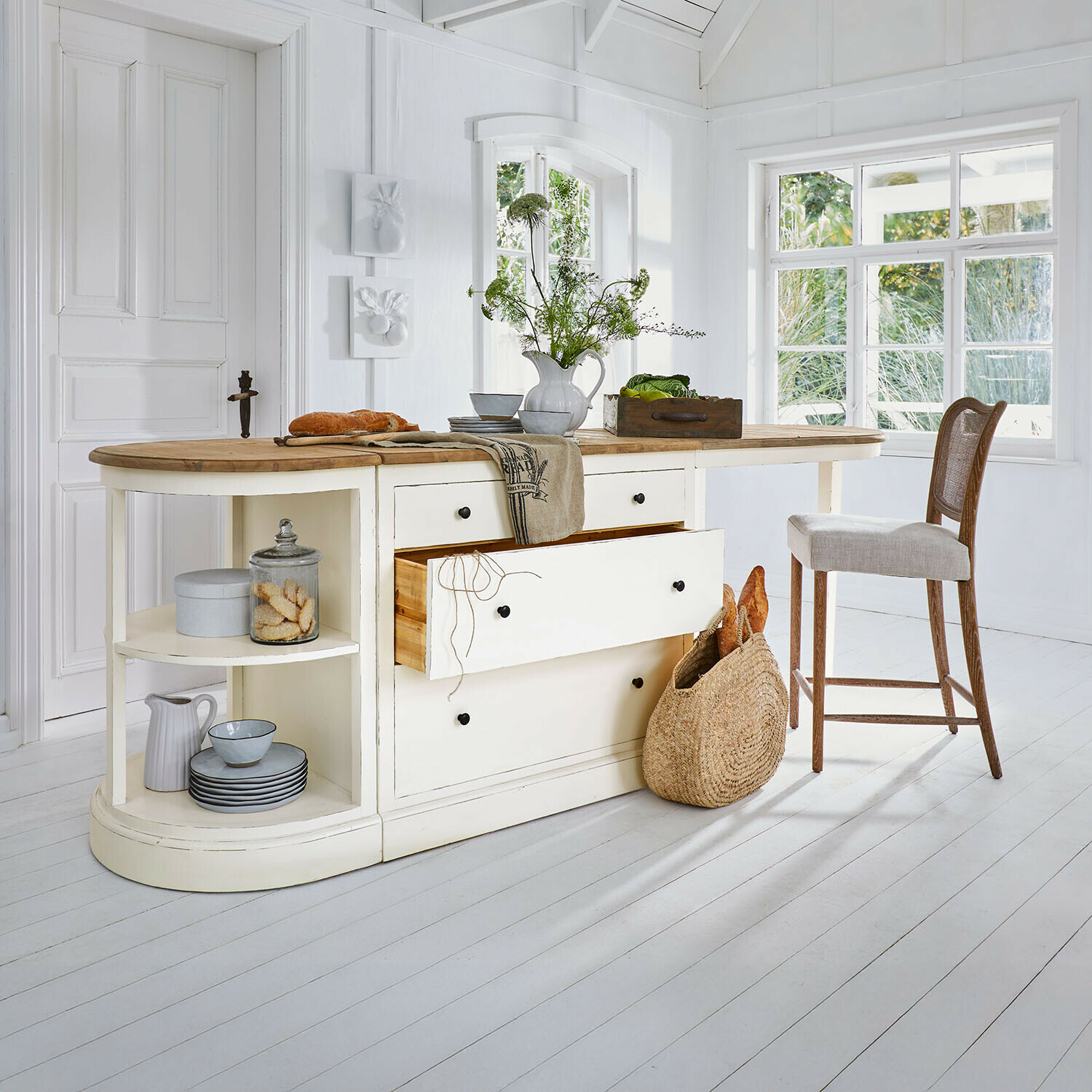 Isola da cucina Louisiana Isola cucina crema con piano in legno e cassetti, stile rustico, interno luminoso