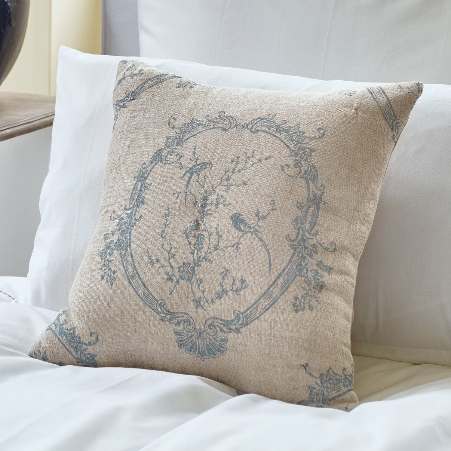 Copricuscino Decadence Cuscino beige in lino con motivo blu di uccelli e fiori su biancheria da letto bianca, decorazione camera