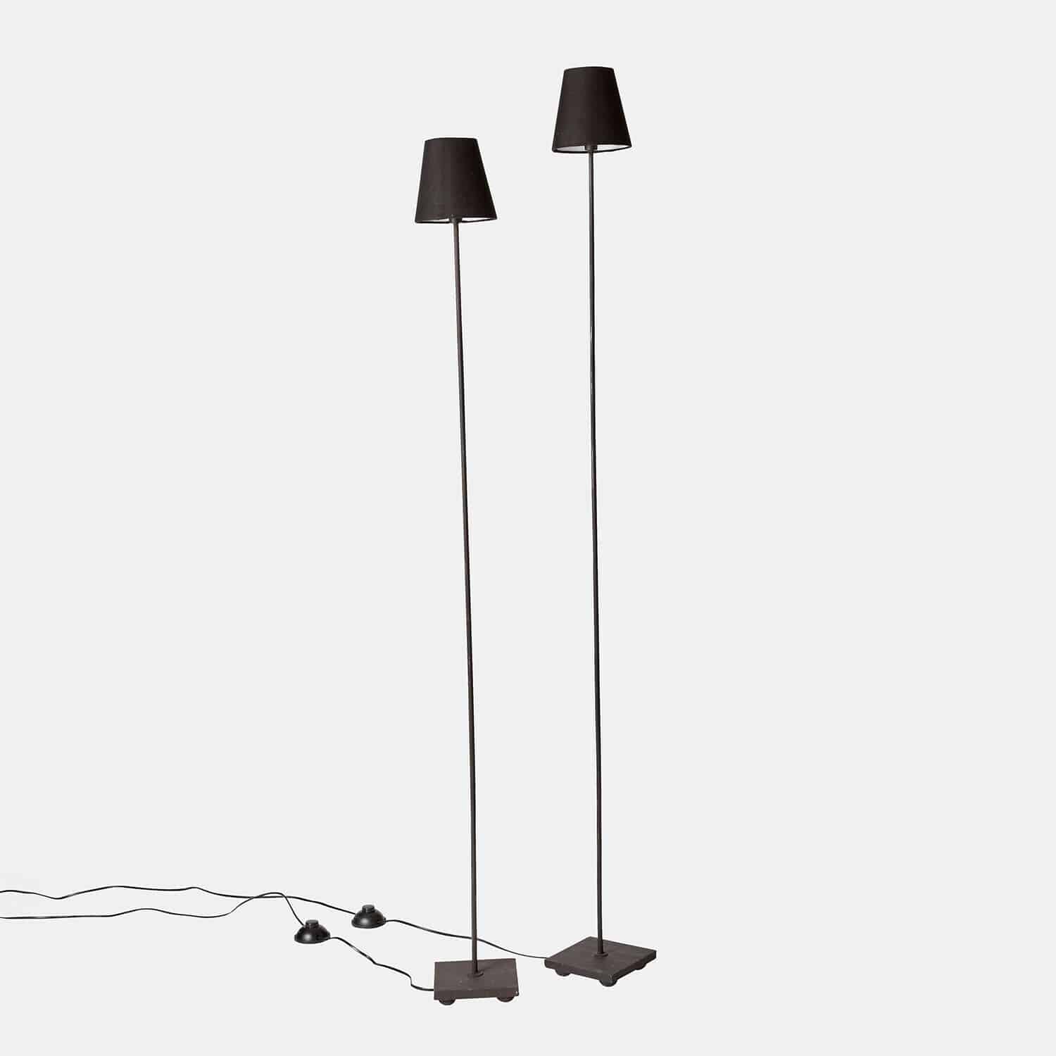 Coppia di lampade a stelo Tacoma Coppia di lampade da terra nere in metallo con paralume, illuminazione moderna per soggiorno