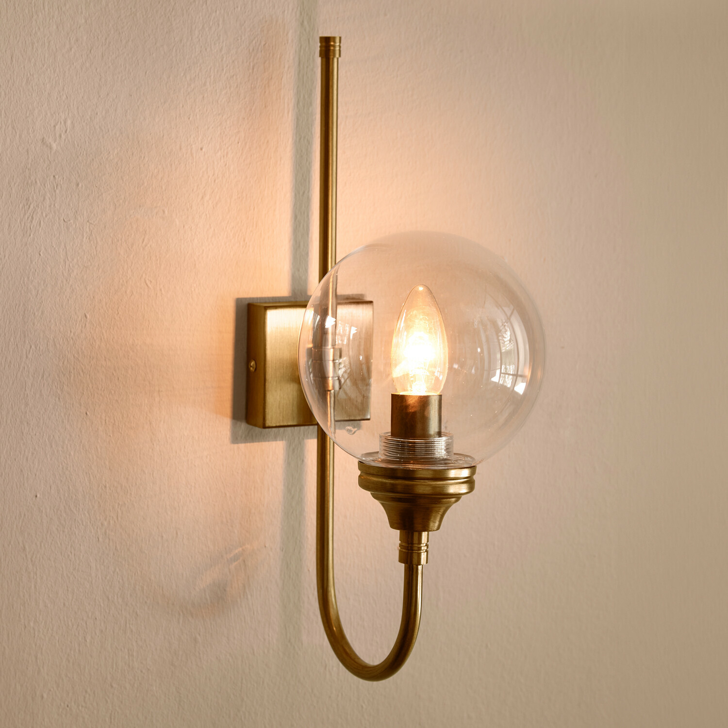 Lampada da parete Anthé Applique da parete in ottone con globo di vetro trasparente e luce LED calda per soggiorno
