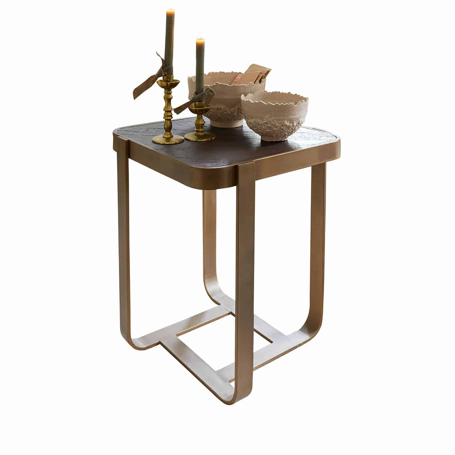 Tavolino di complemento Cranthorpe Tavolino con struttura in metallo color ottone e piano scuro, decorato con candele e ciotole in ceramica