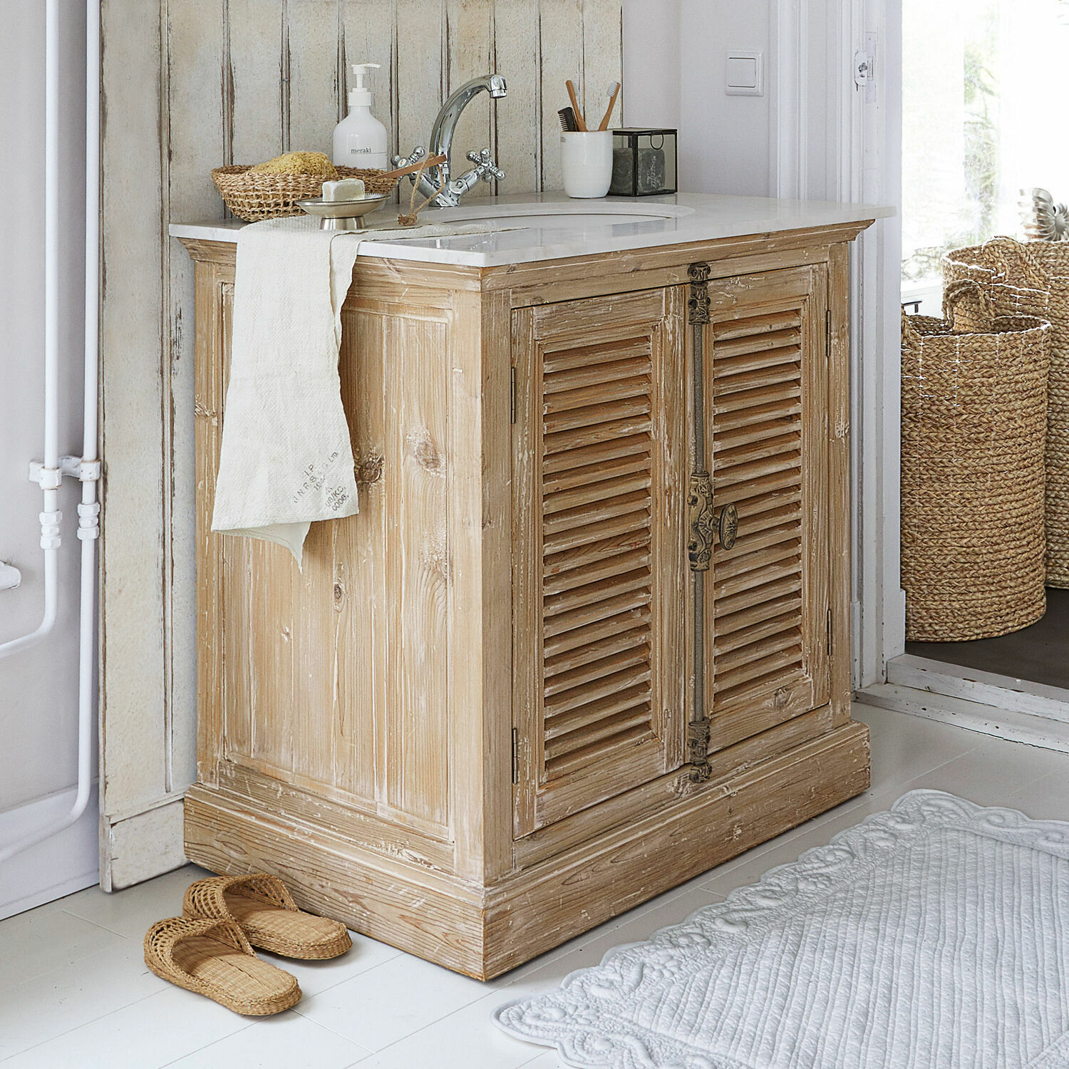 Mobile per lavabo Cuthbert Mobile bagno in legno con piano in marmo bianco e maniglie metalliche vintage