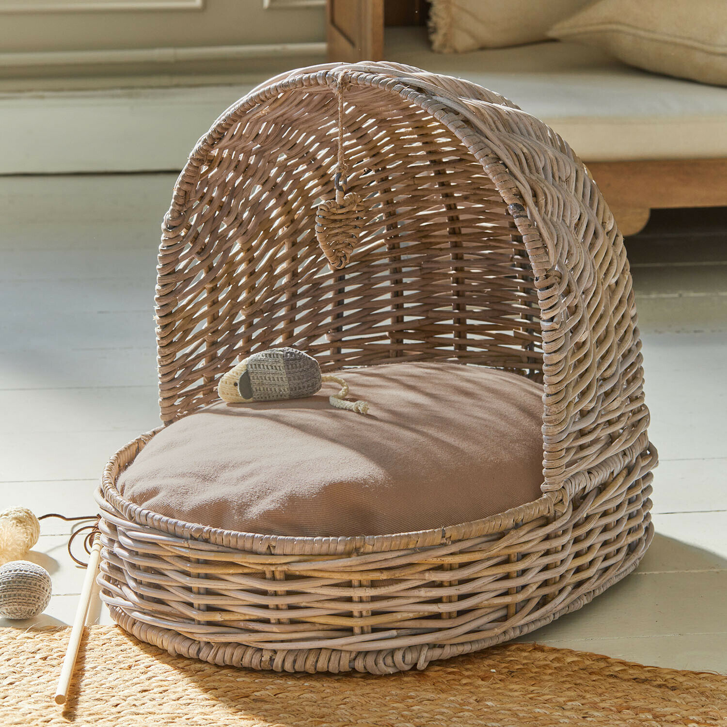 Letto per gatti Charmoise Cesto ovale in rattan con cuscino beige e copertura, materiale naturale, cuccia comoda per gatti