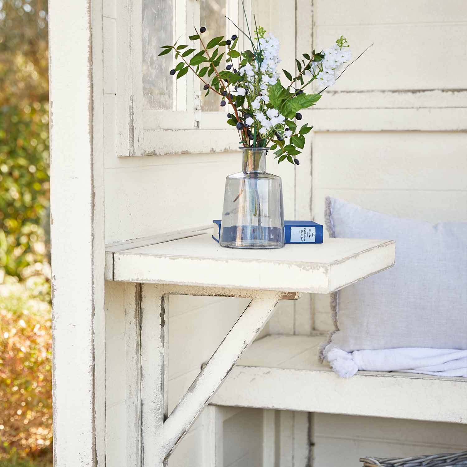 Tavolo pieghevole in legno bianco con vaso trasparente e fiori, decorazione da giardino