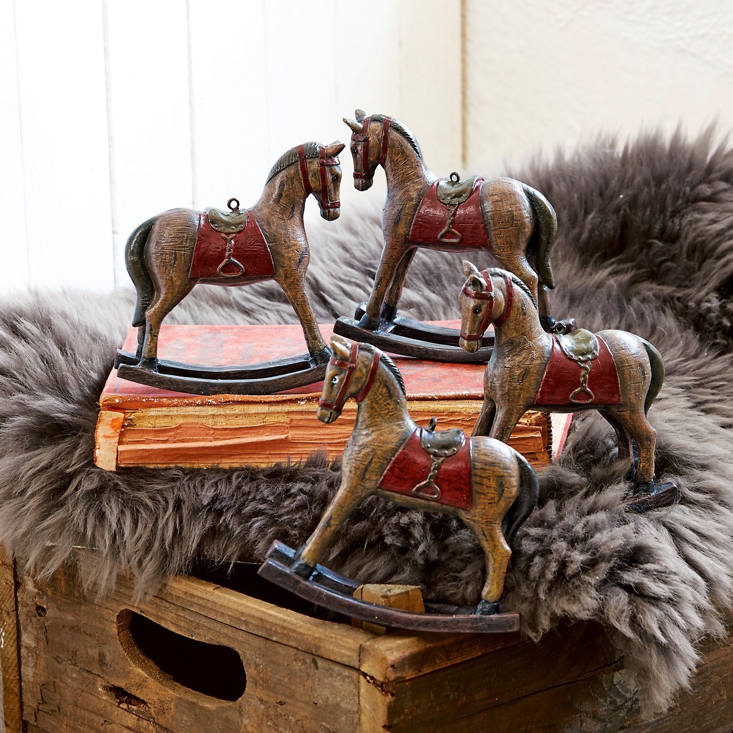 Set di 4 cavallini decorativi Cory Set di quattro cavalli a dondolo in legno marrone con selle rosse per decorazione rustica.