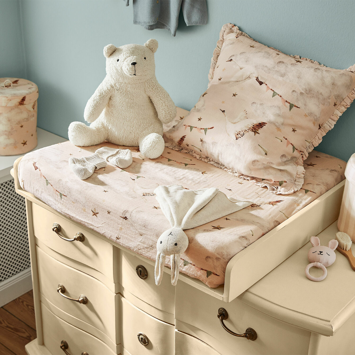 Lenzuolino per fasciatoio Bellise Cuscino e materasso beige morbidi con motivo uccelli su comò crema in camera bambini