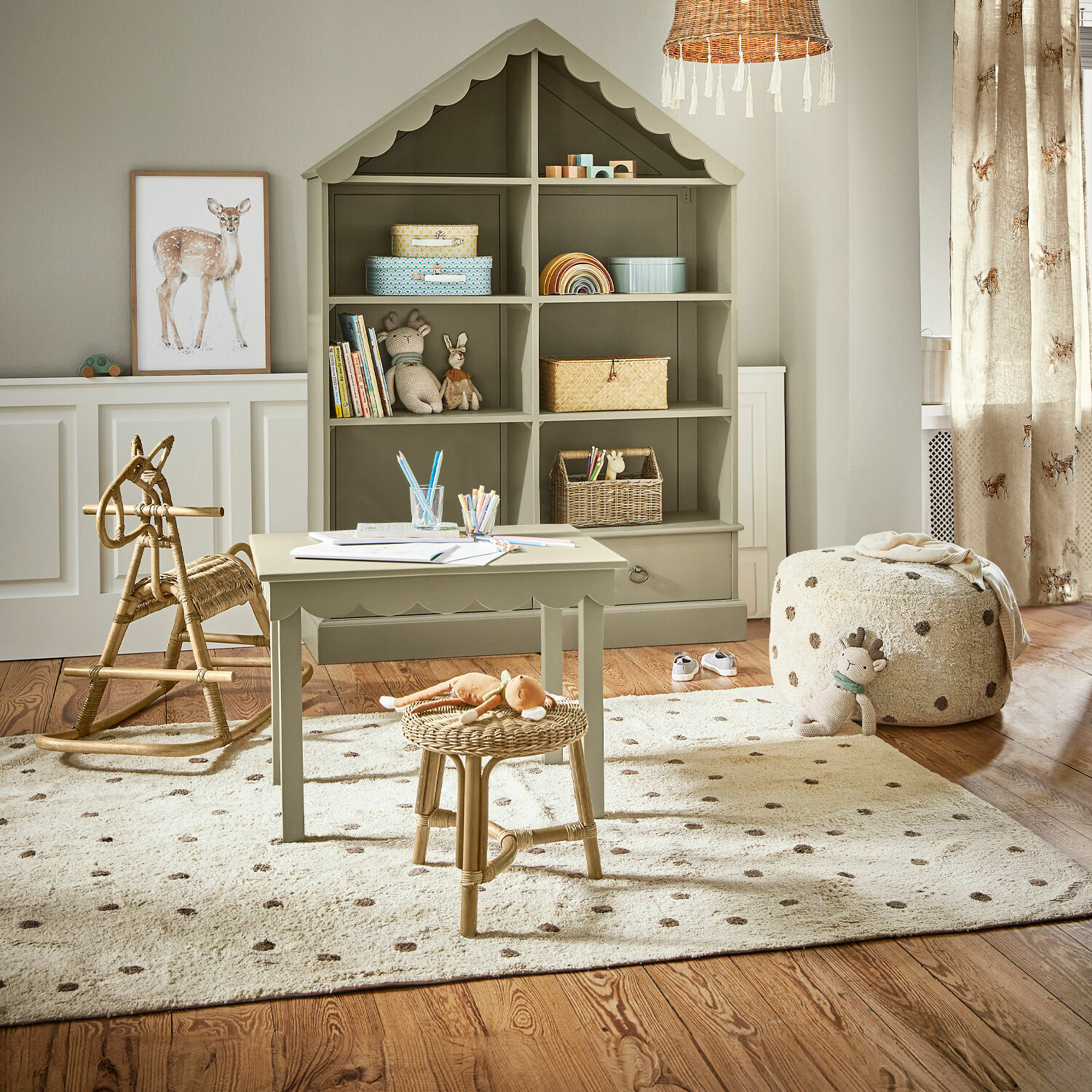 Tappeto Thivalie Accogliente stanza per bambini con scaffale verde a forma di casa in legno e mobili naturali in rattan