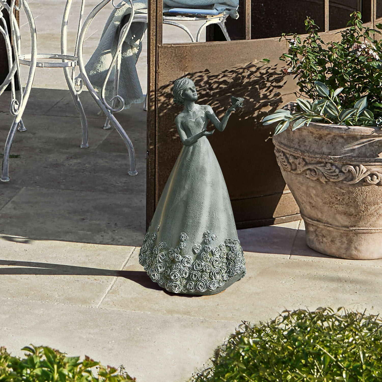 Statua decorativa Yasminah Statua da giardino in metallo di donna con abito grigio decorato con rose, decorazione per terrazza