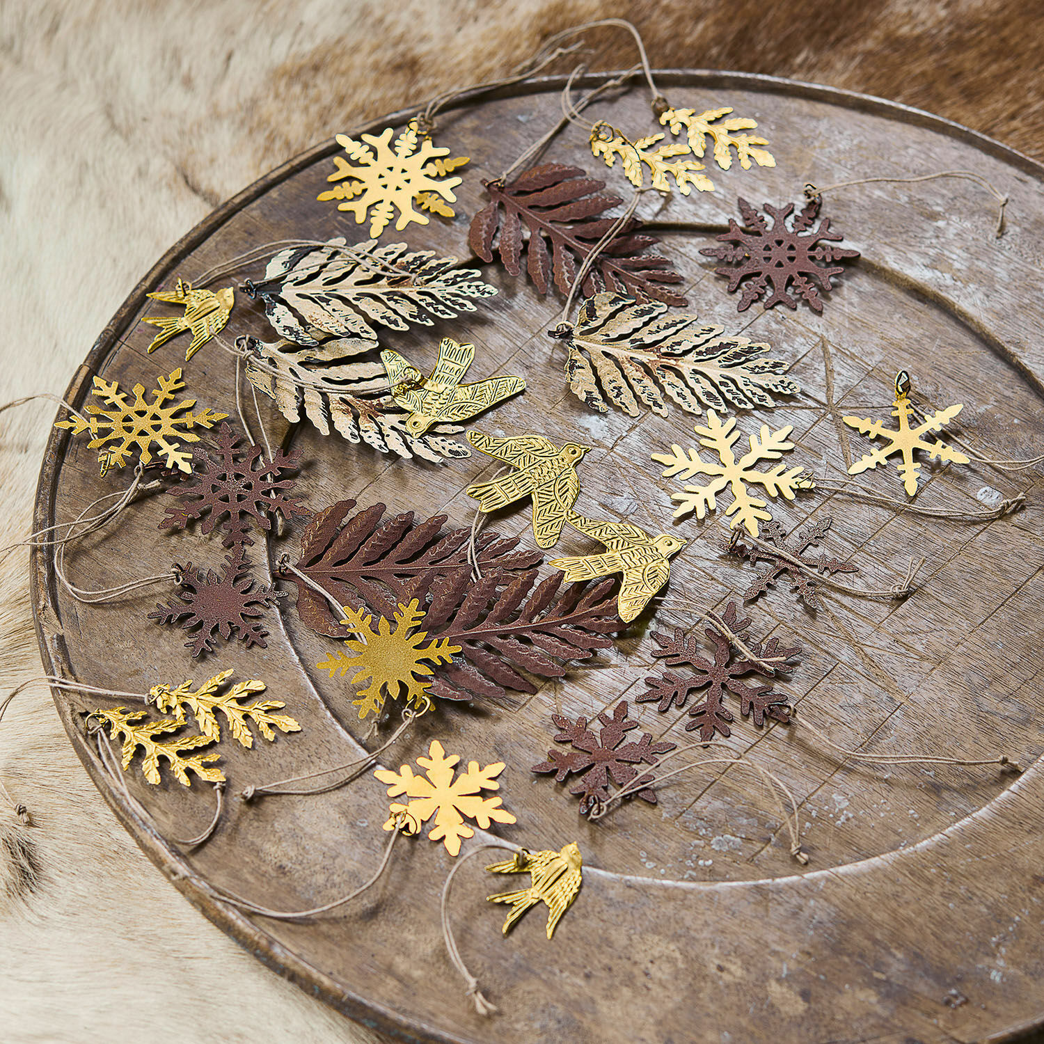 Set di 30 addobbi natalizi Mirabel Decorazioni metalliche a forma di foglie, uccelli e fiocchi di neve dorati e marroni su vassoio di legno