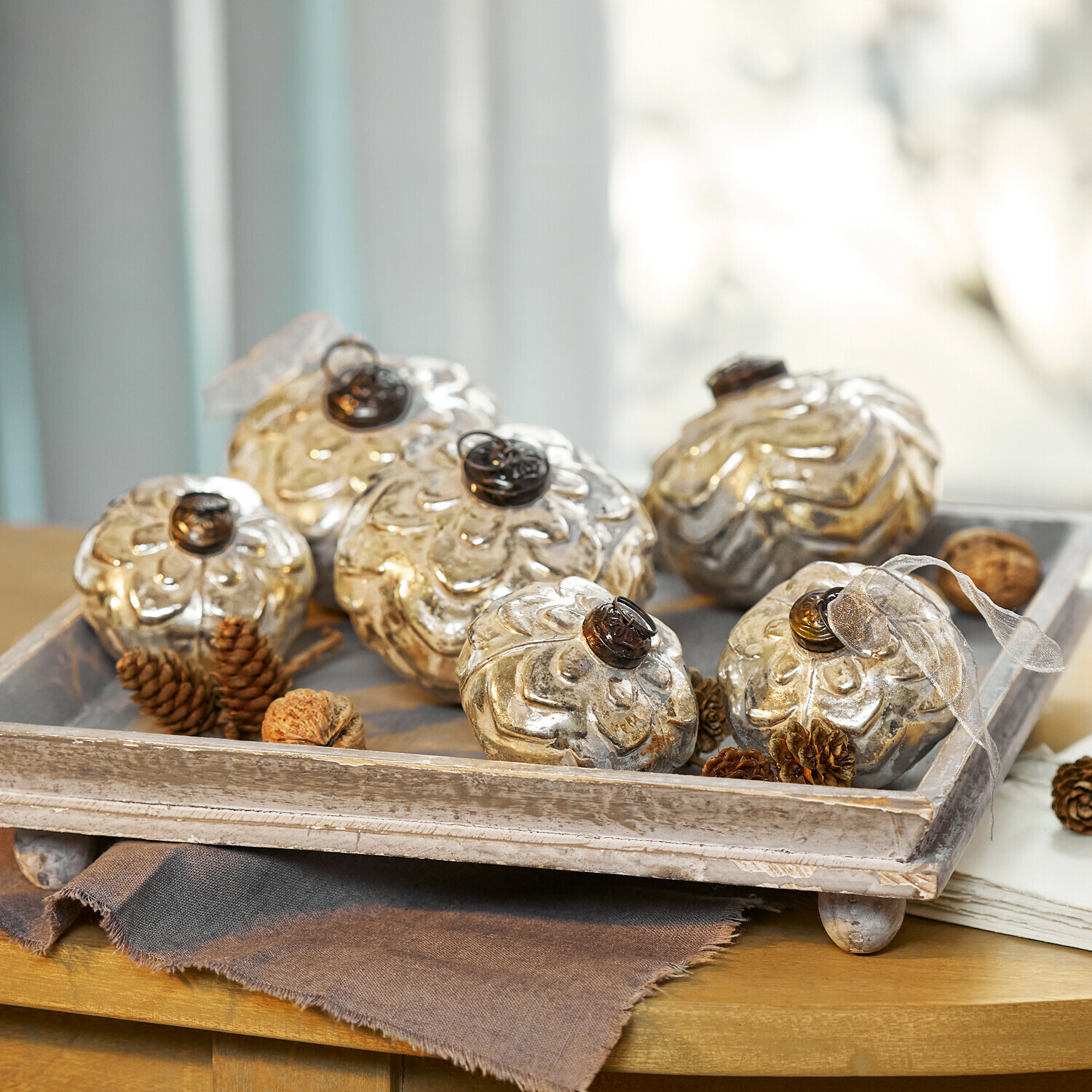 Set di 6 palline di Natale Xilianne Decorazioni in vetro argentato a forma di fiore su vassoio di legno su tavolo