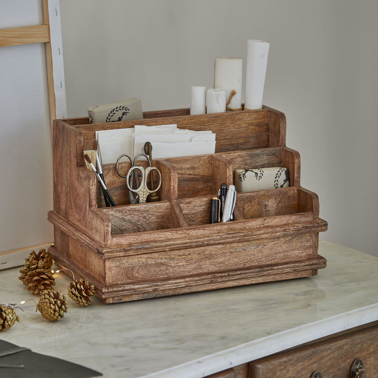 Organizzatore da scrivania in legno naturale con scomparti per penne, forbici e carta