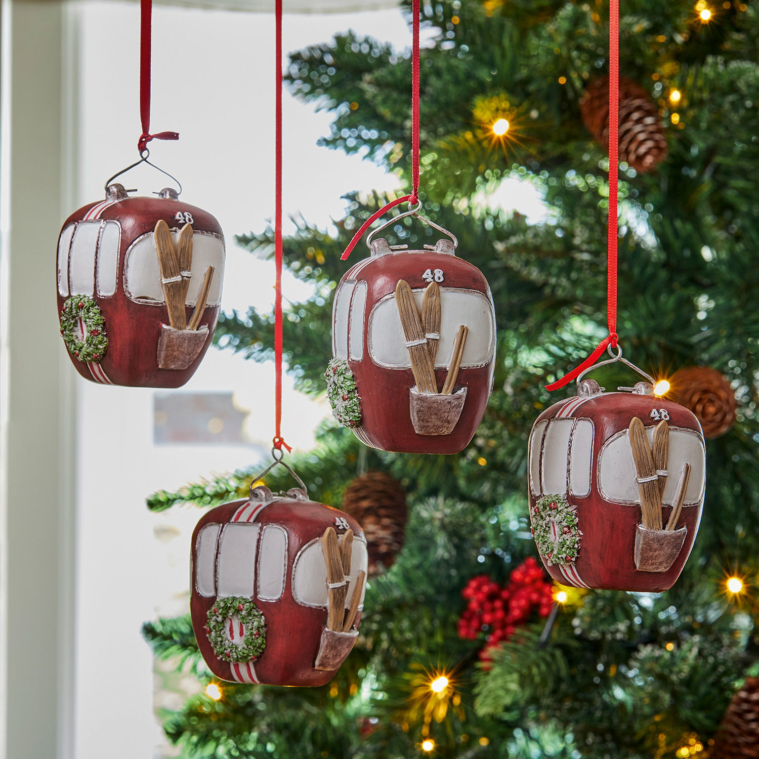 Set di 4 decorazioni da appendere Barnes Decorazioni natalizie rosse a forma di cabinovia con sci e corona su albero di Natale verde