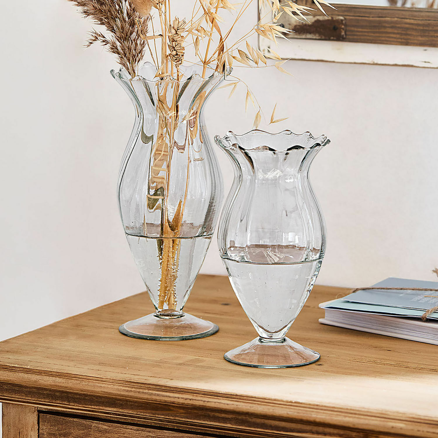 Coppia di vasi Deniélou Vasi in vetro trasparente con bordo ondulato su tavolo in legno, decorazione d'interni elegante