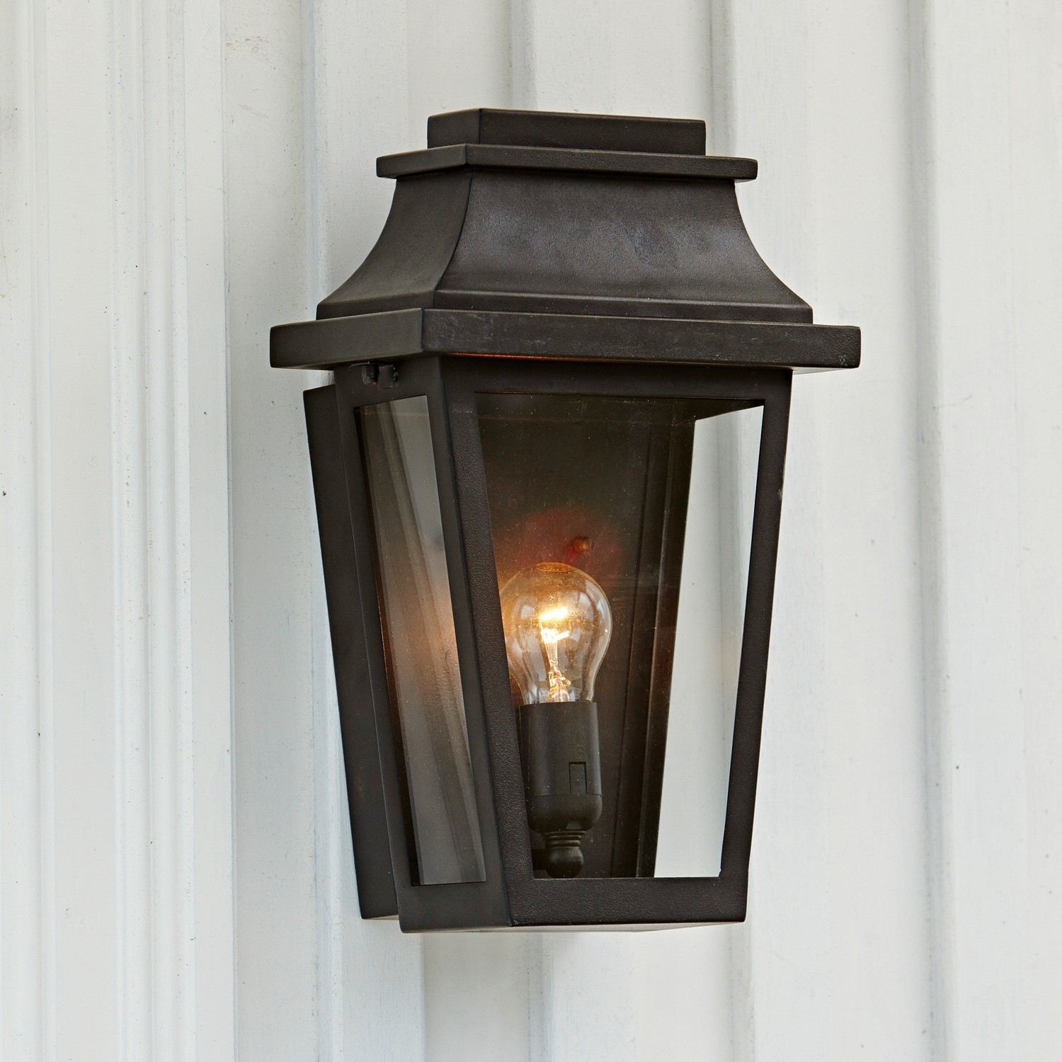 Lampada da parete per esterni Toledo Lampada da parete esterna nera in metallo con vetro trasparente e lampadina visibile