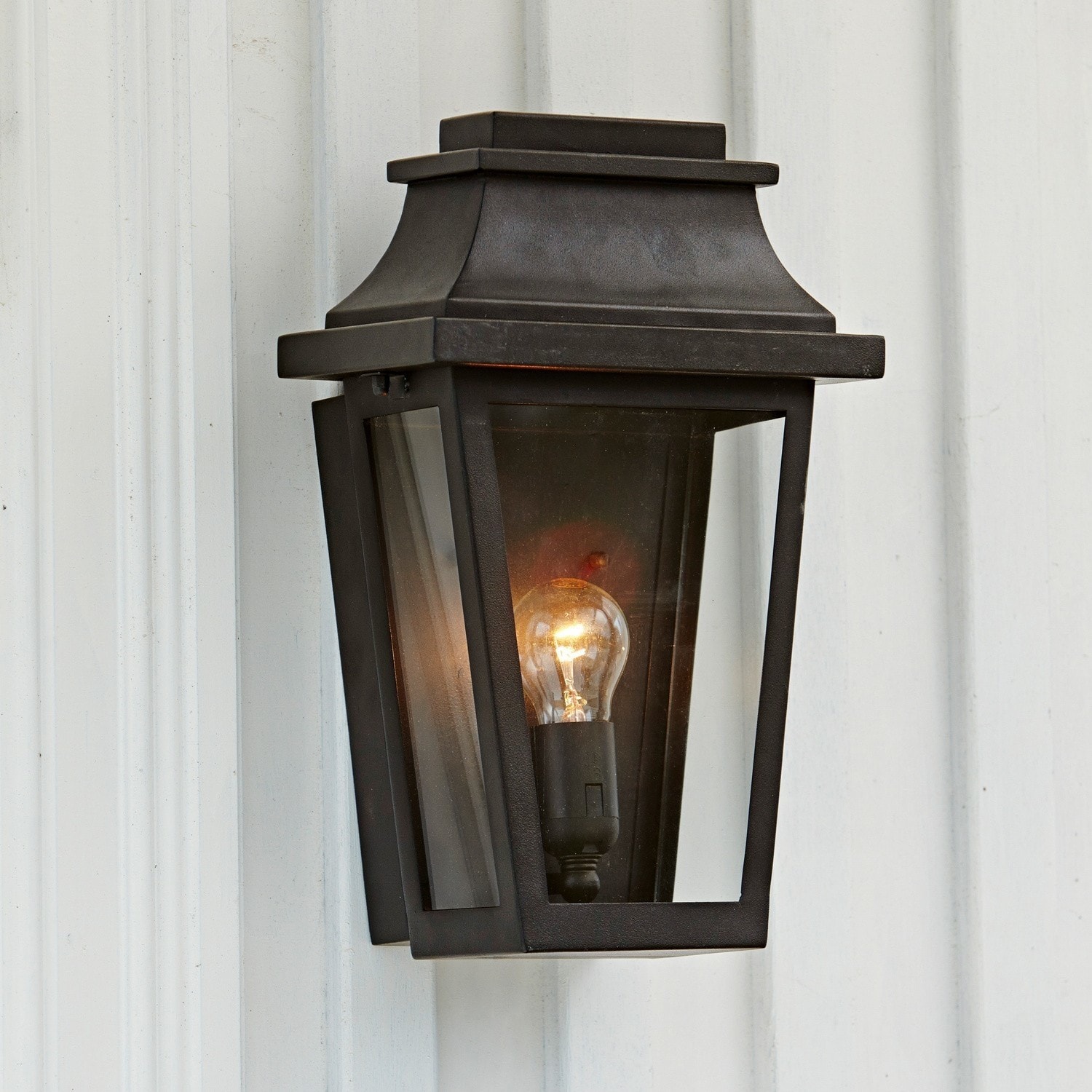 Lampada da parete per esterni Toledo Lampada da parete esterna nera in metallo con vetro trasparente e lampadina visibile
