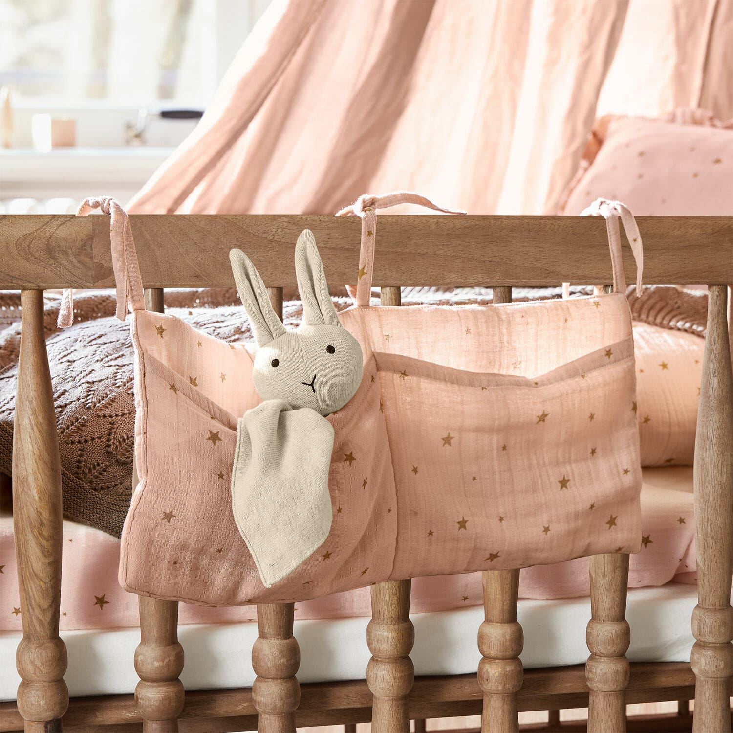 Borsa Vianne Organizer rosa in cotone con tasche e coniglietto di peluche da appendere alla culla per giocattoli