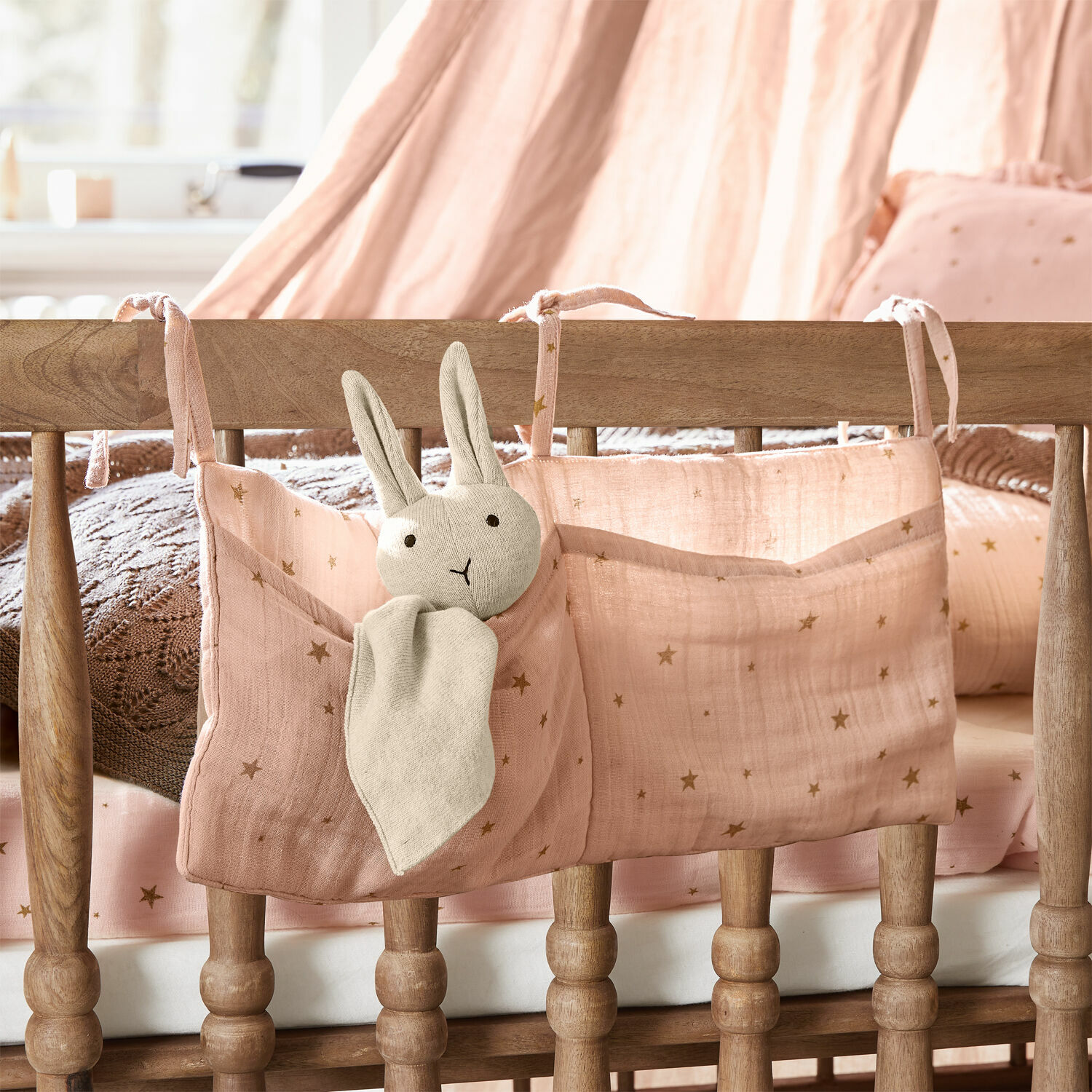Borsa Vianne Organizer rosa in cotone con tasche e coniglietto di peluche da appendere alla culla per giocattoli