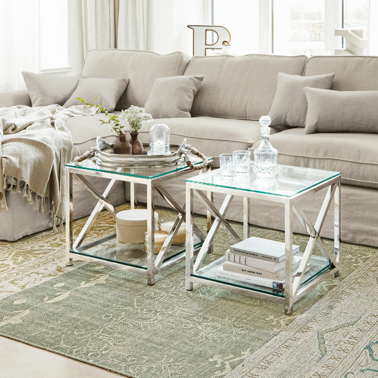 Tavolino di complemento Stamford Set di due tavolini con piano in vetro e struttura metallica argento su tappeto verde
